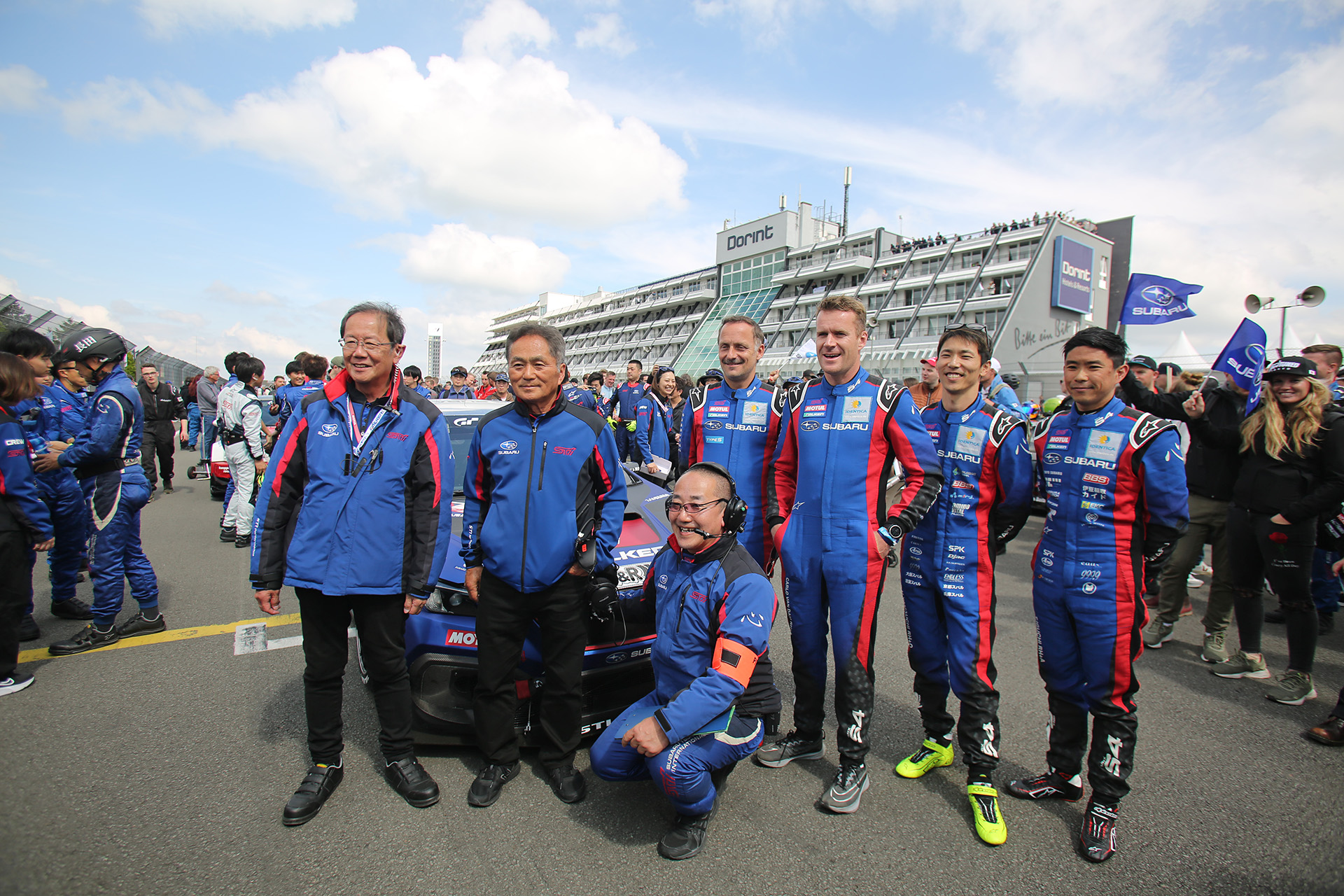スターティンググリッドで記念撮影