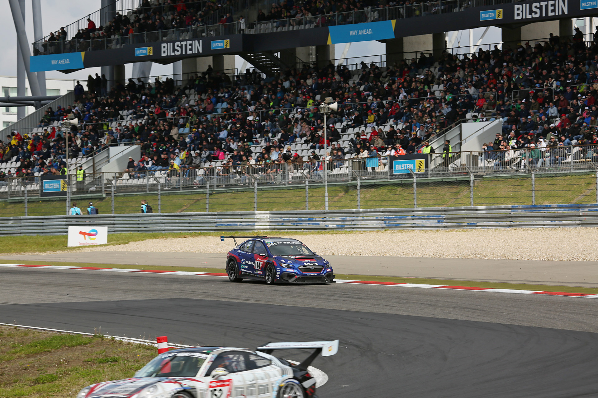 152号車のポルシェ911 GT3 Cup（991）に先行を許しスタートした新型WRX S4