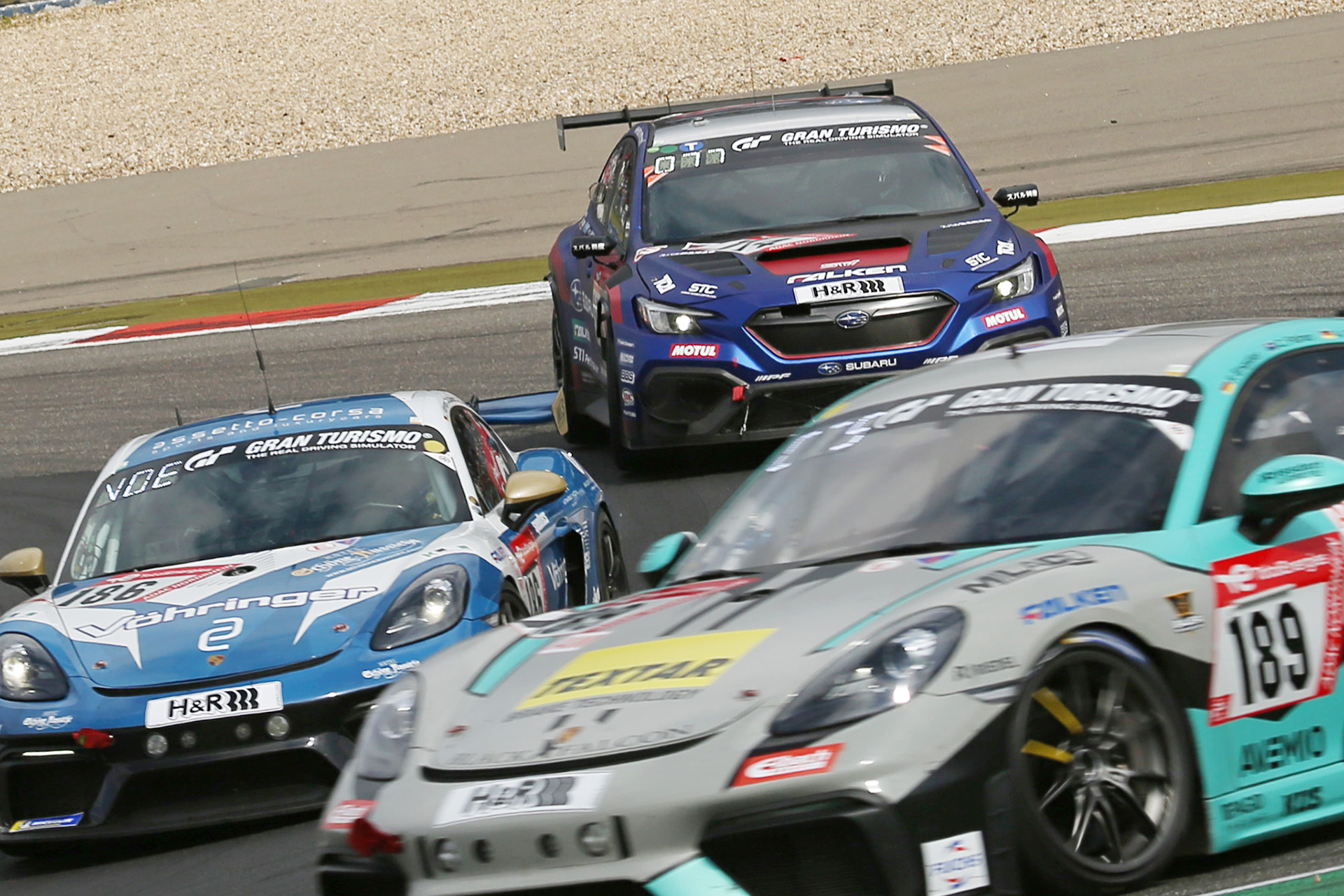 周回遅れでグループ2集団の後を走行するWRX S4