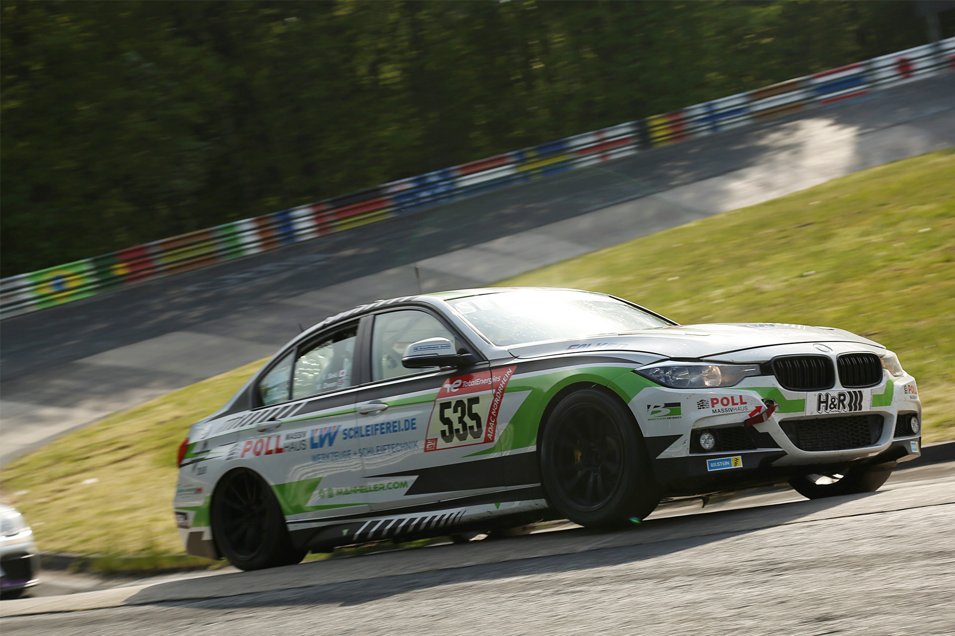 Manheller Racingから関豊選手が参戦する535号車 BMW 328i。途中クラッシュしてしまいけん引されることに