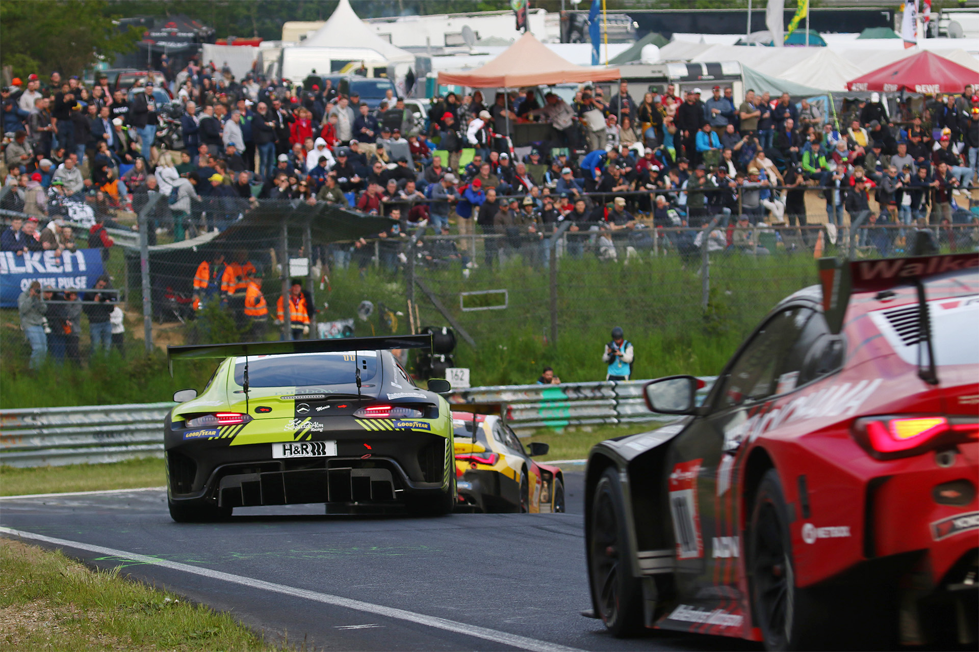 メルセデスのGTマシンを追うADVANカラーの「BMW M4 GT3」