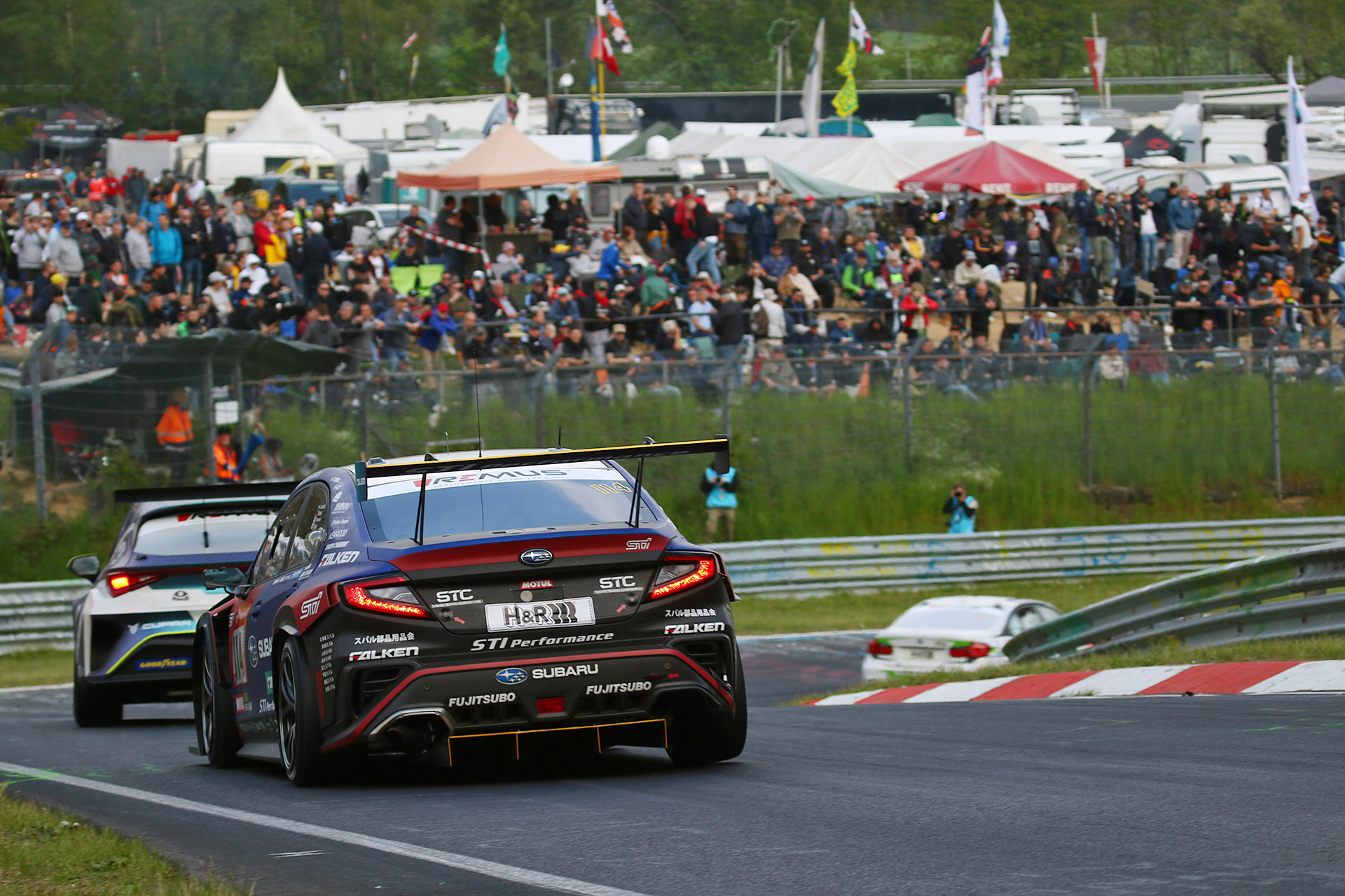 周回遅れでグループ2集団の後を走行するWRX S4