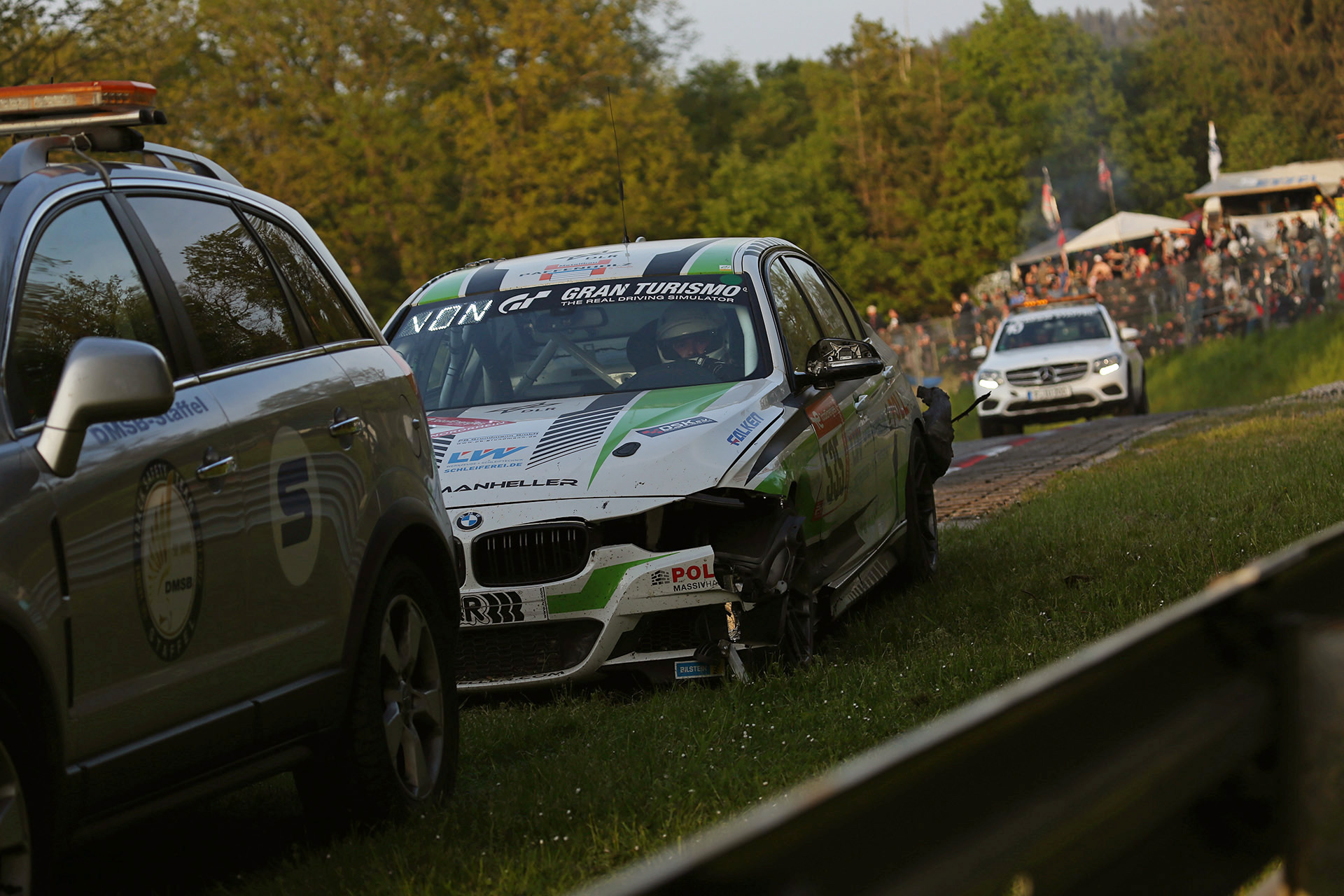 Manheller Racingから関豊選手が参戦する535号車 BMW 328i。途中クラッシュしてしまいけん引されることに