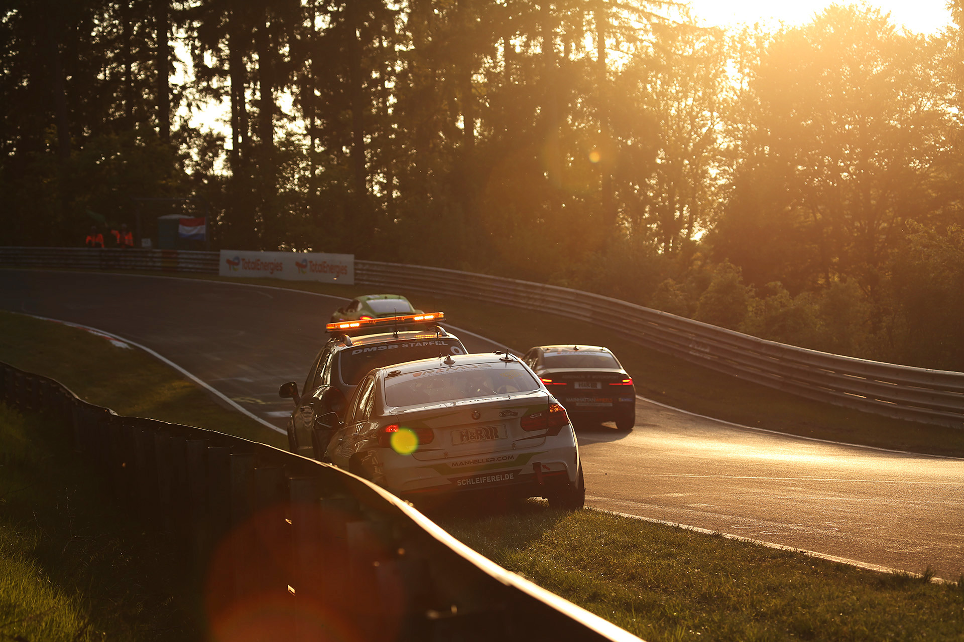 Manheller Racingから関豊選手が参戦する535号車 BMW 328i。途中クラッシュしてしまいけん引されることに