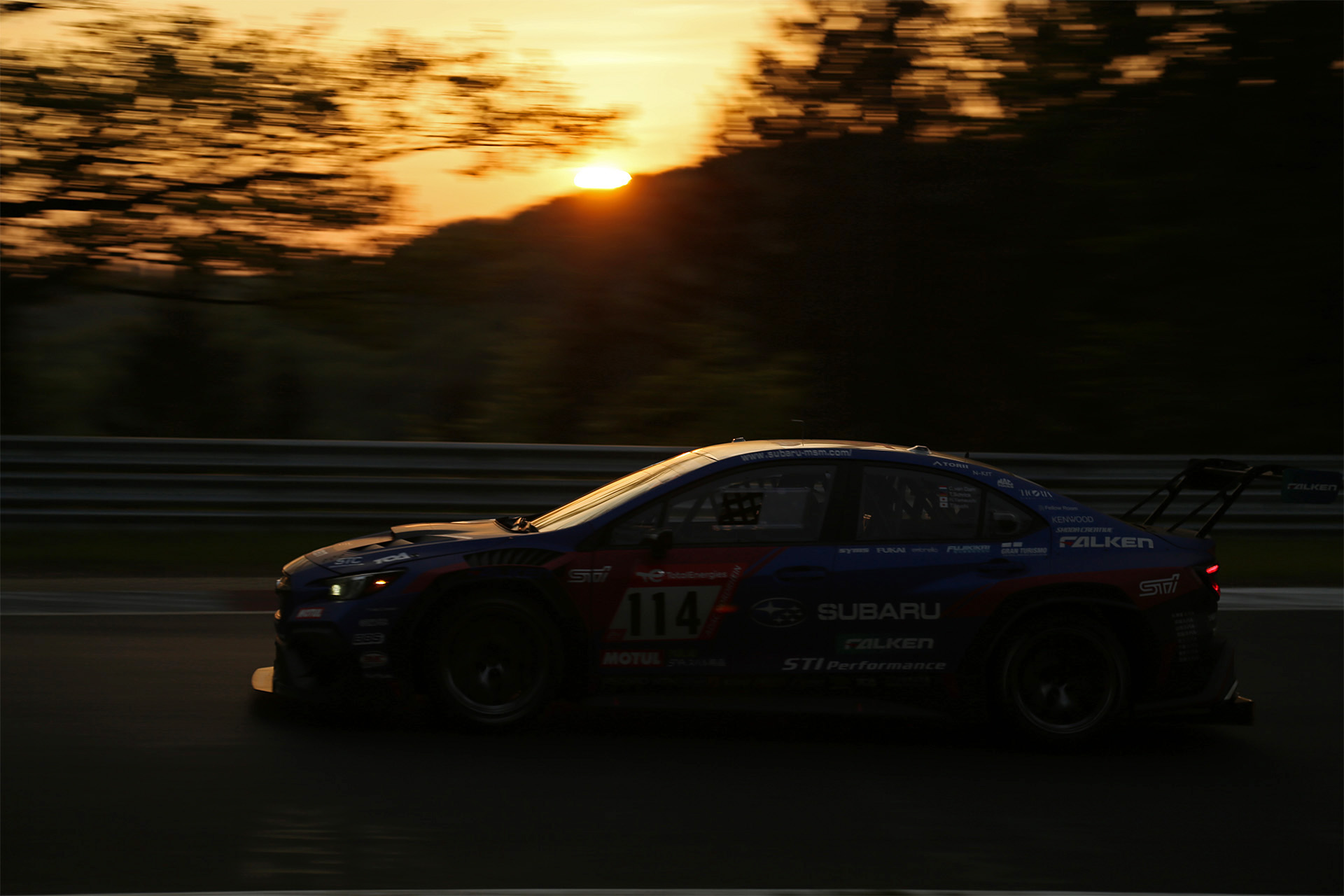 朝6時過ぎにウォールにヒットして戻ってきた新型WRX S4