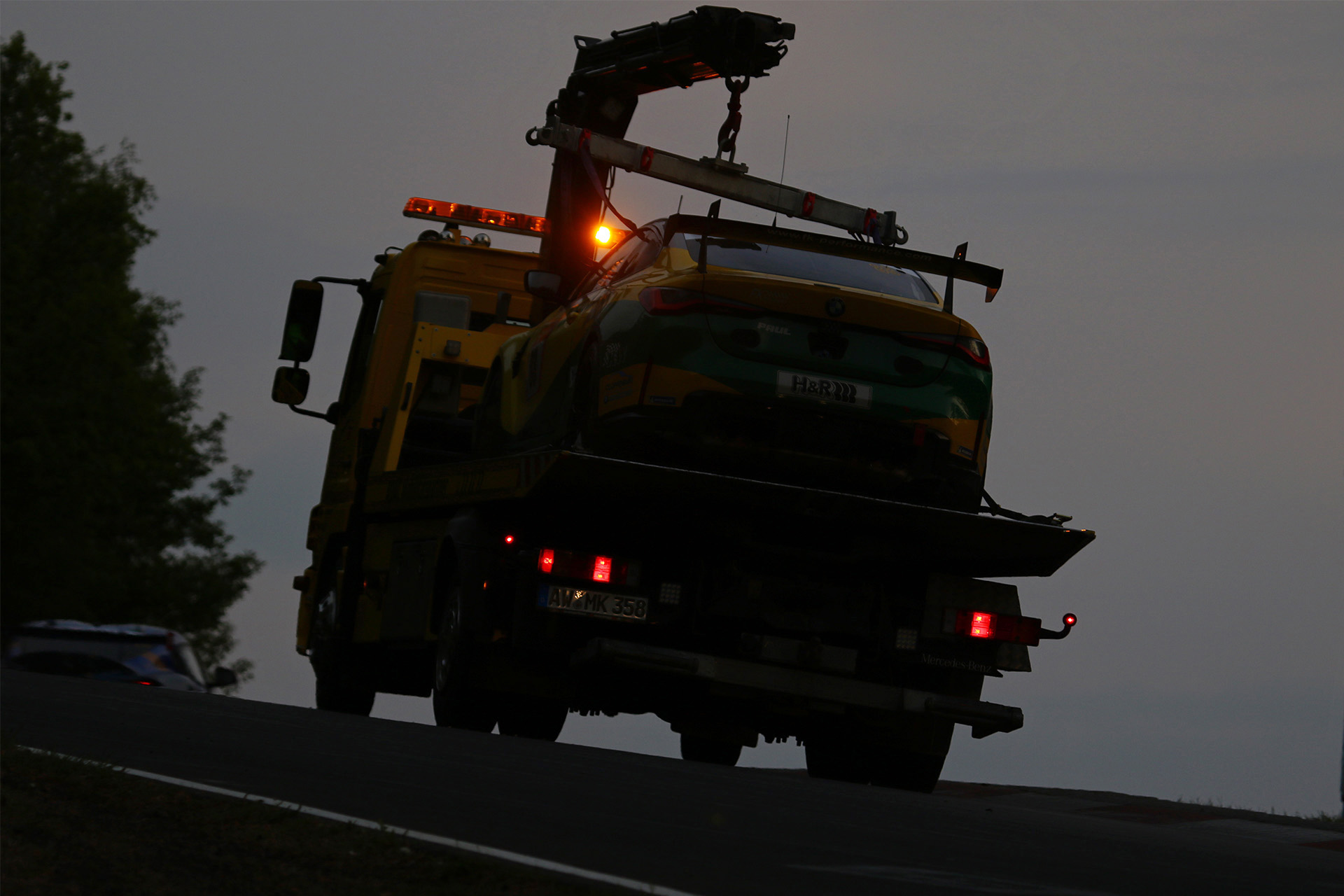 クラッシュやトラブルで動けなくなったマシンはレッカーでパドックへと運ばれる