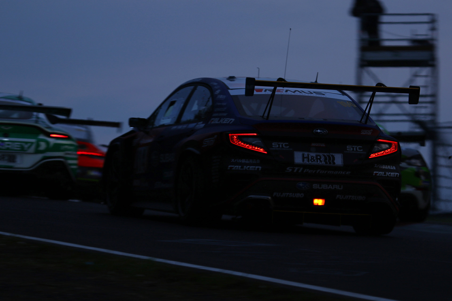 朝6時過ぎにウォールにヒットして戻ってきた新型WRX S4