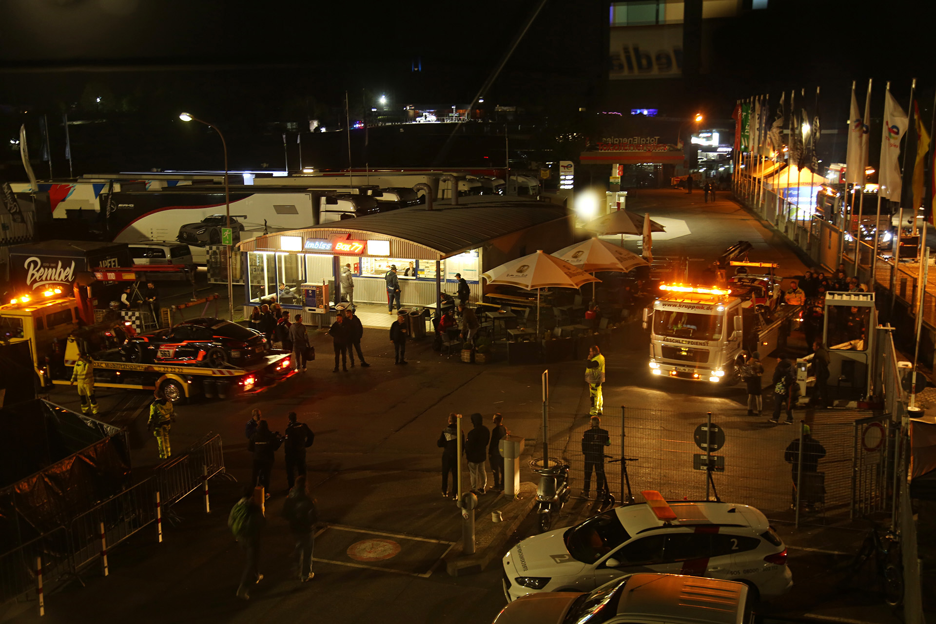 コース上に停まってしまったマシンの回収は深夜でも休むことなく行なわれる