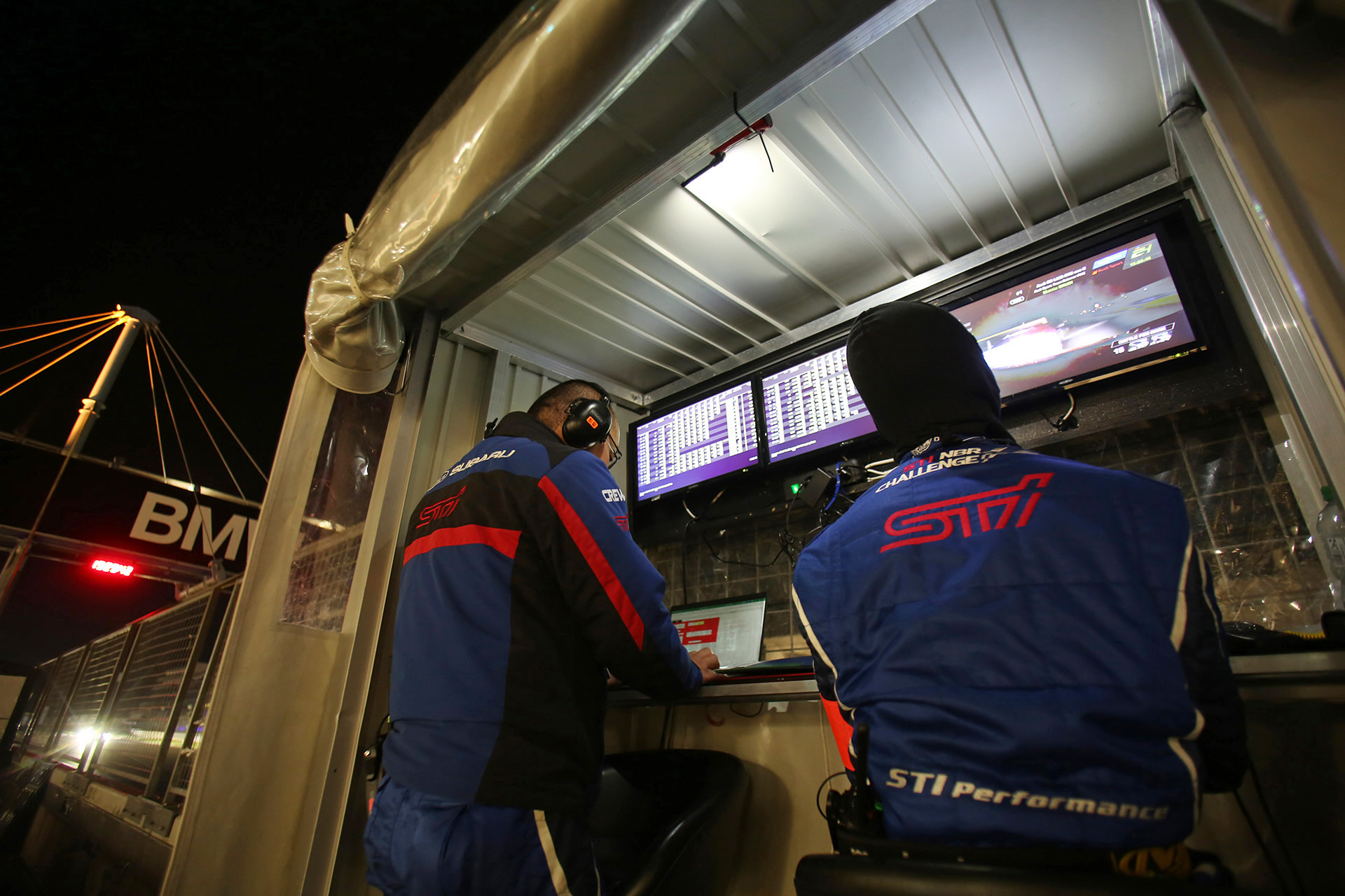 朝6時過ぎにウォールにヒットして戻ってきた新型WRX S4