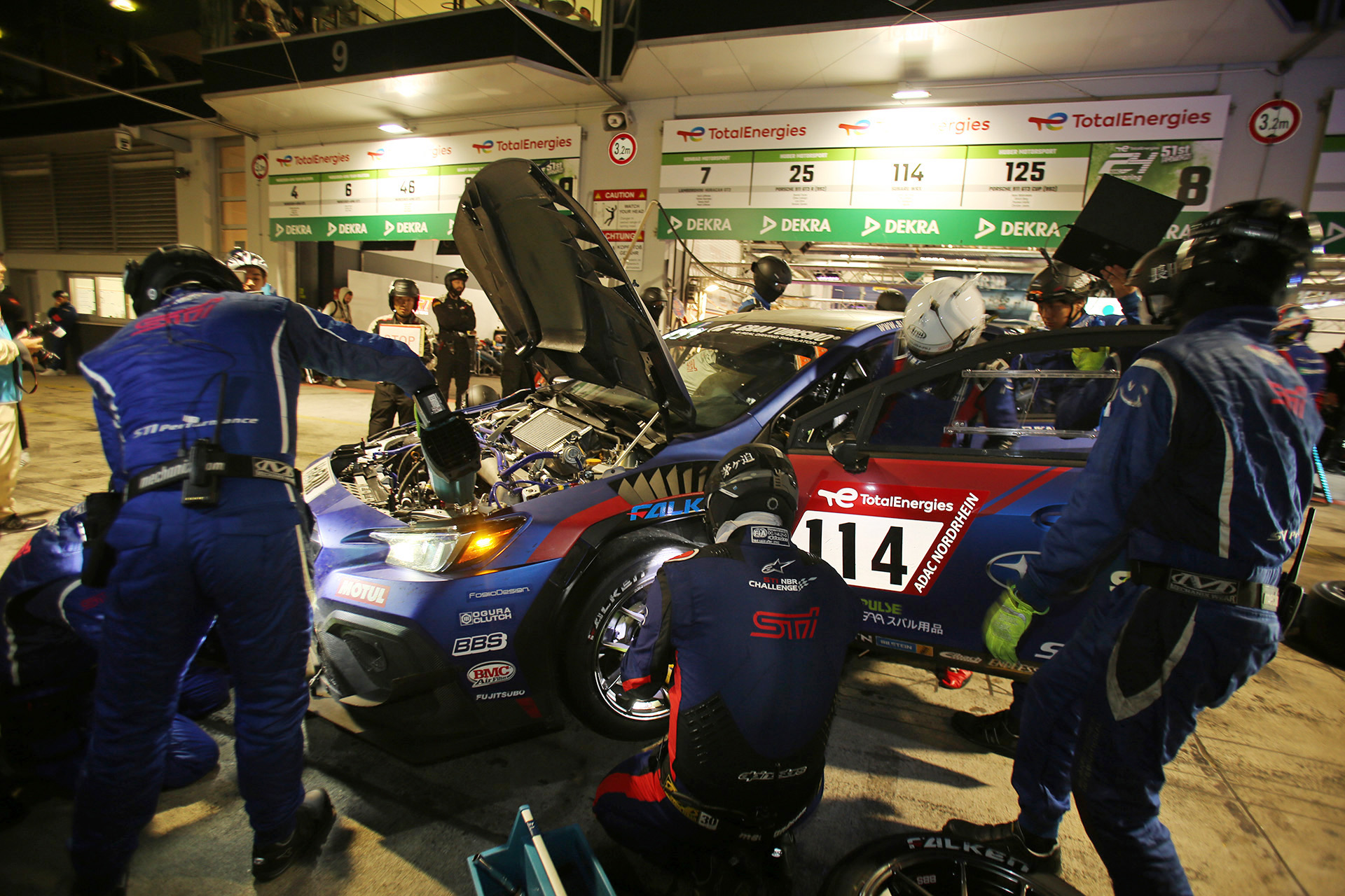 朝6時過ぎにウォールにヒットして戻ってきた新型WRX S4