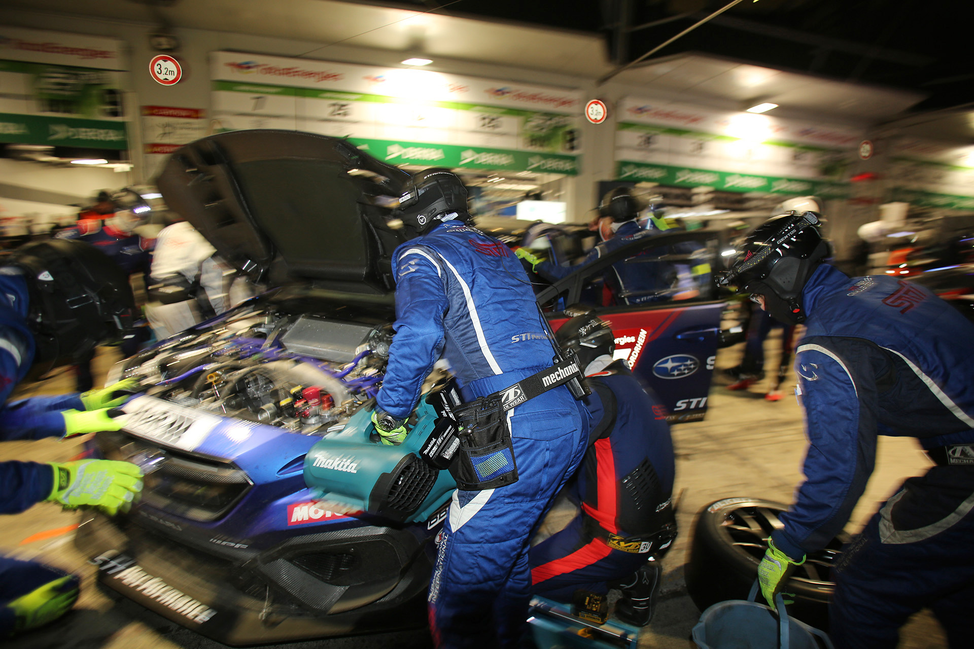 朝6時過ぎにウォールにヒットして戻ってきた新型WRX S4