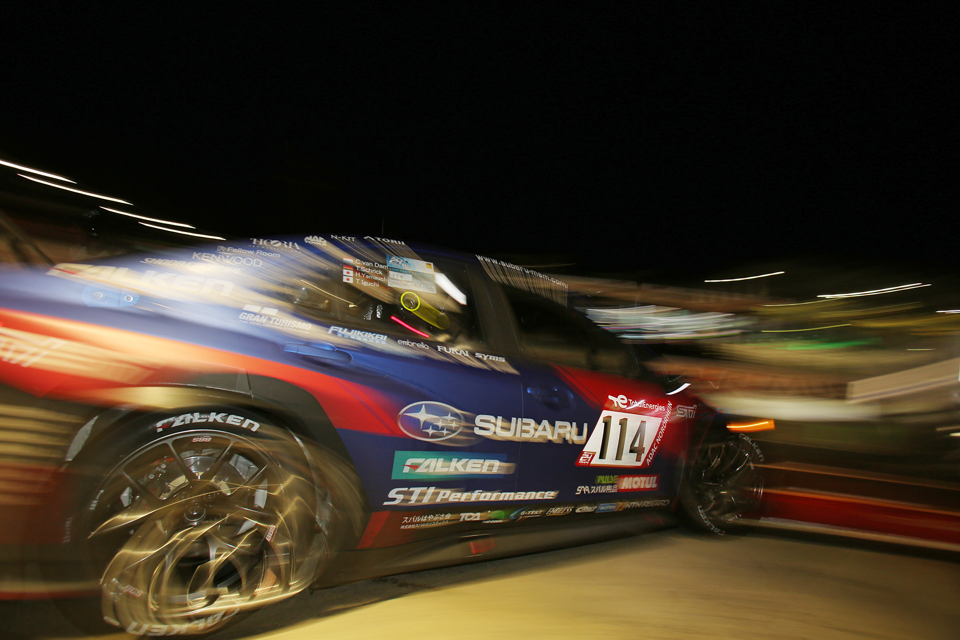 朝6時過ぎにウォールにヒットして戻ってきた新型WRX S4