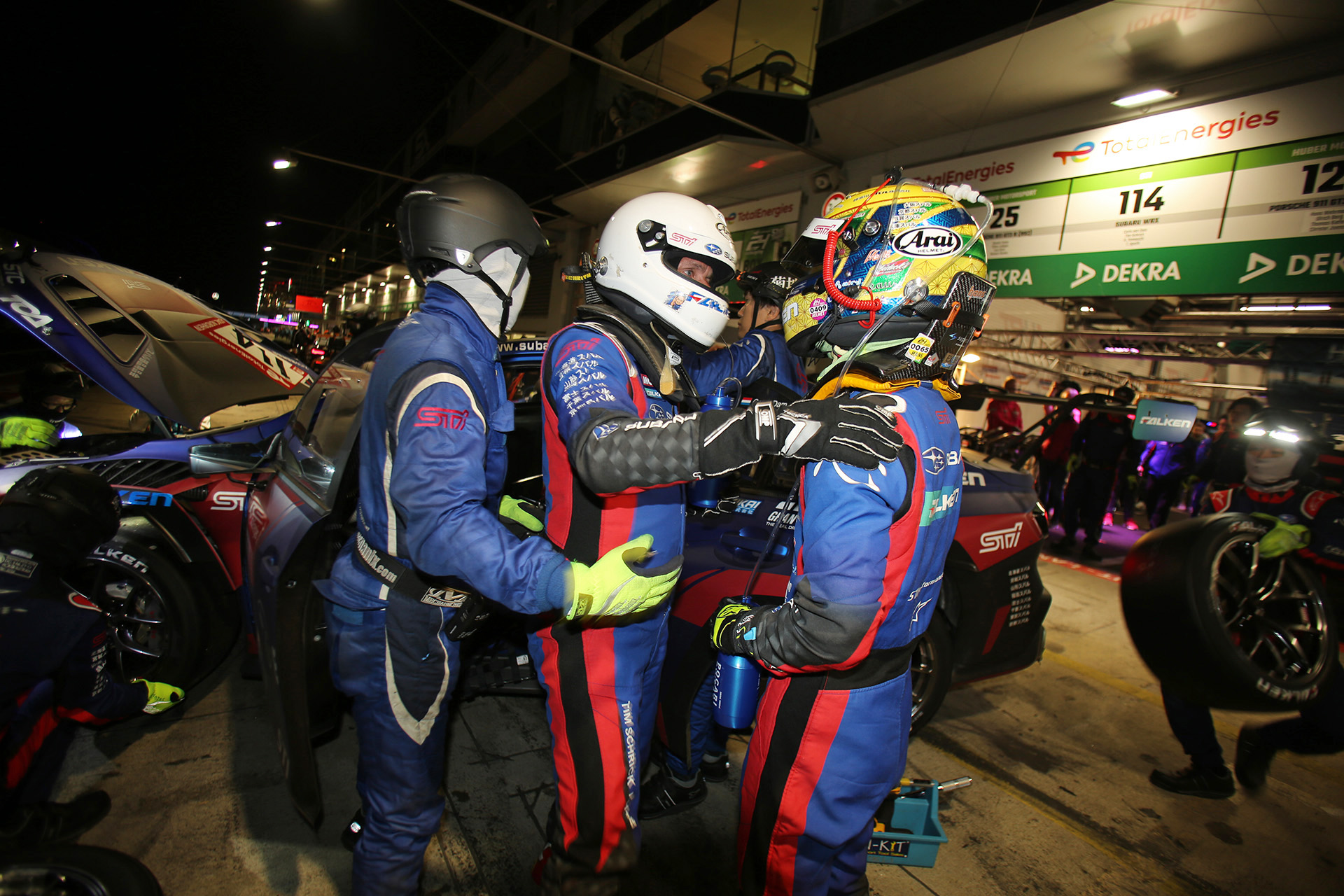 朝6時過ぎにウォールにヒットして戻ってきた新型WRX S4