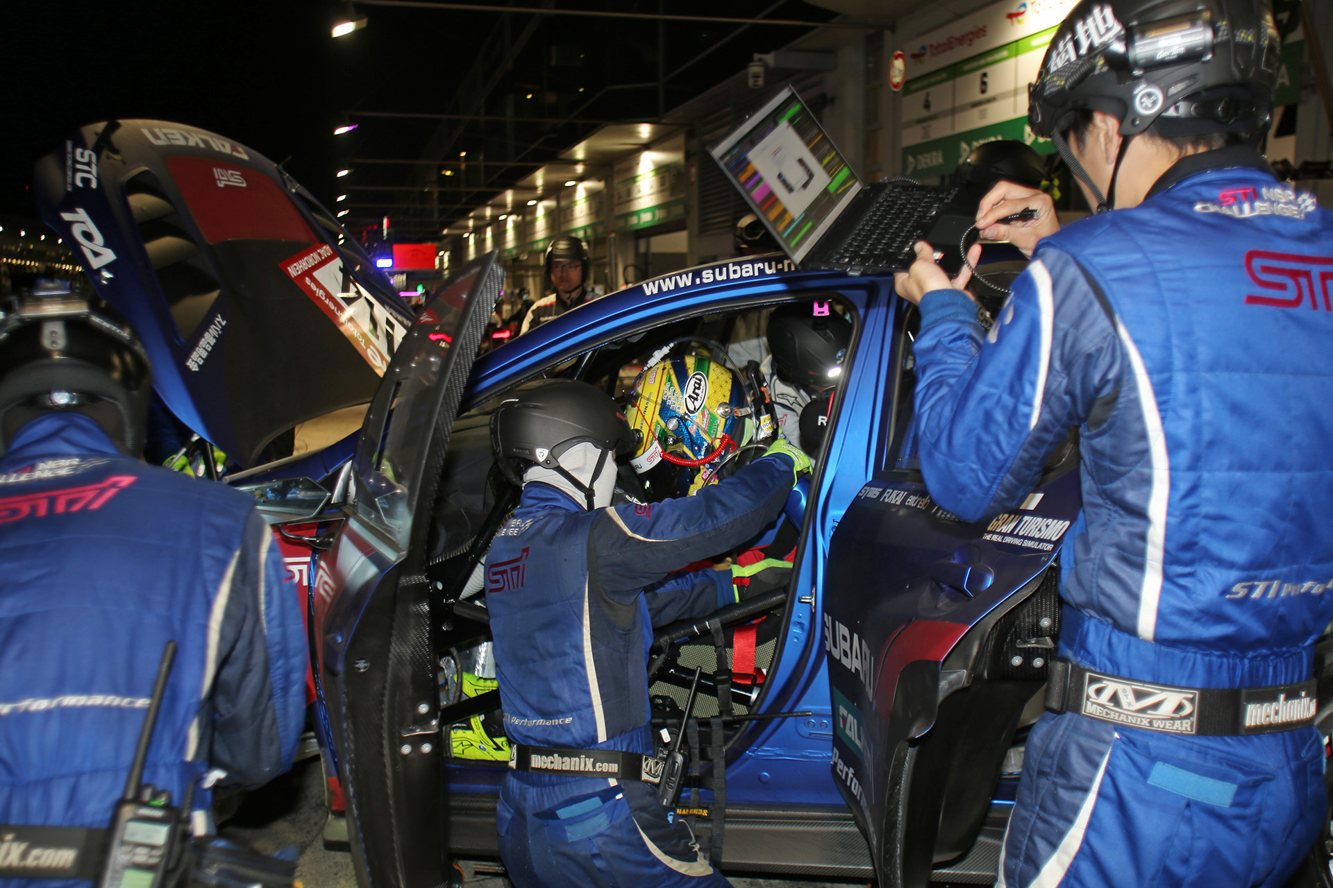 朝6時過ぎにウォールにヒットして戻ってきた新型WRX S4