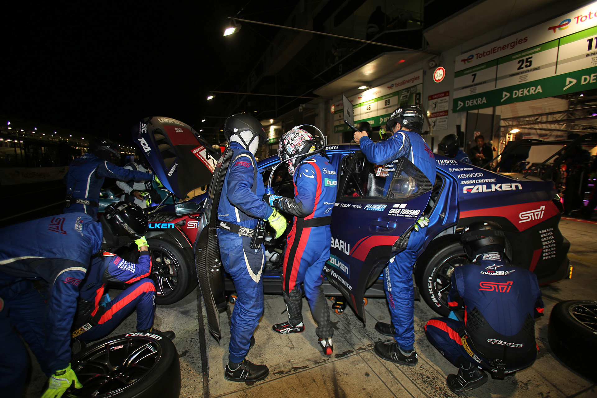 朝6時過ぎにウォールにヒットして戻ってきた新型WRX S4