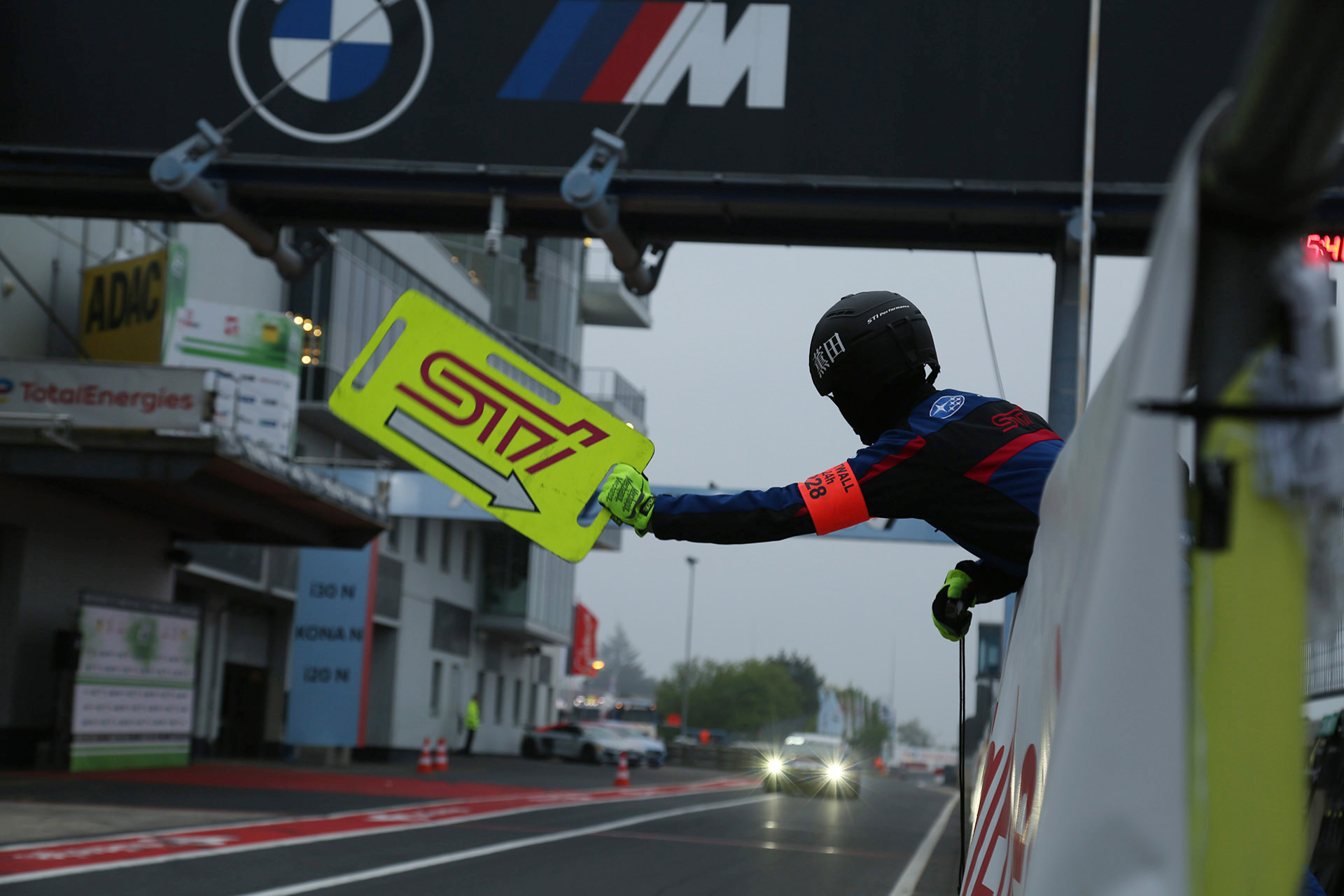 朝6時過ぎにウォールにヒットして戻ってきた新型WRX S4