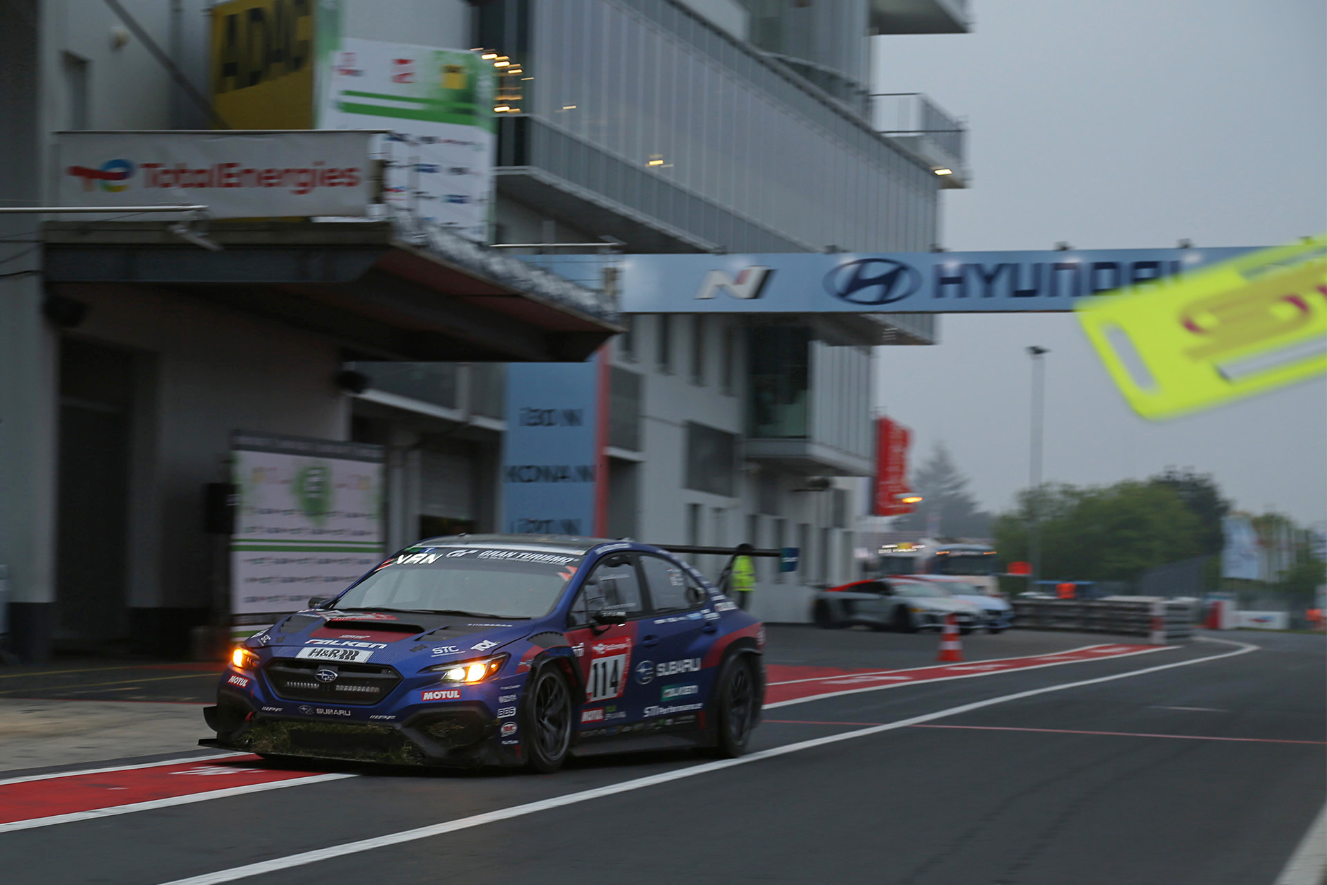 朝6時過ぎにウォールにヒットして戻ってきた新型WRX S4