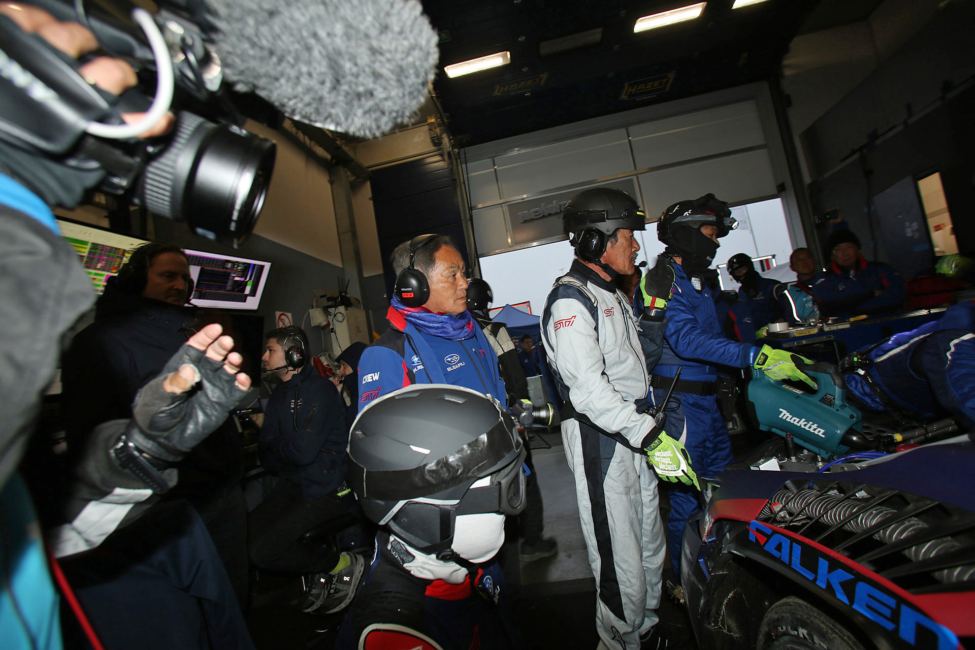 マシンの修復に慌ただしくなるSTIのピット