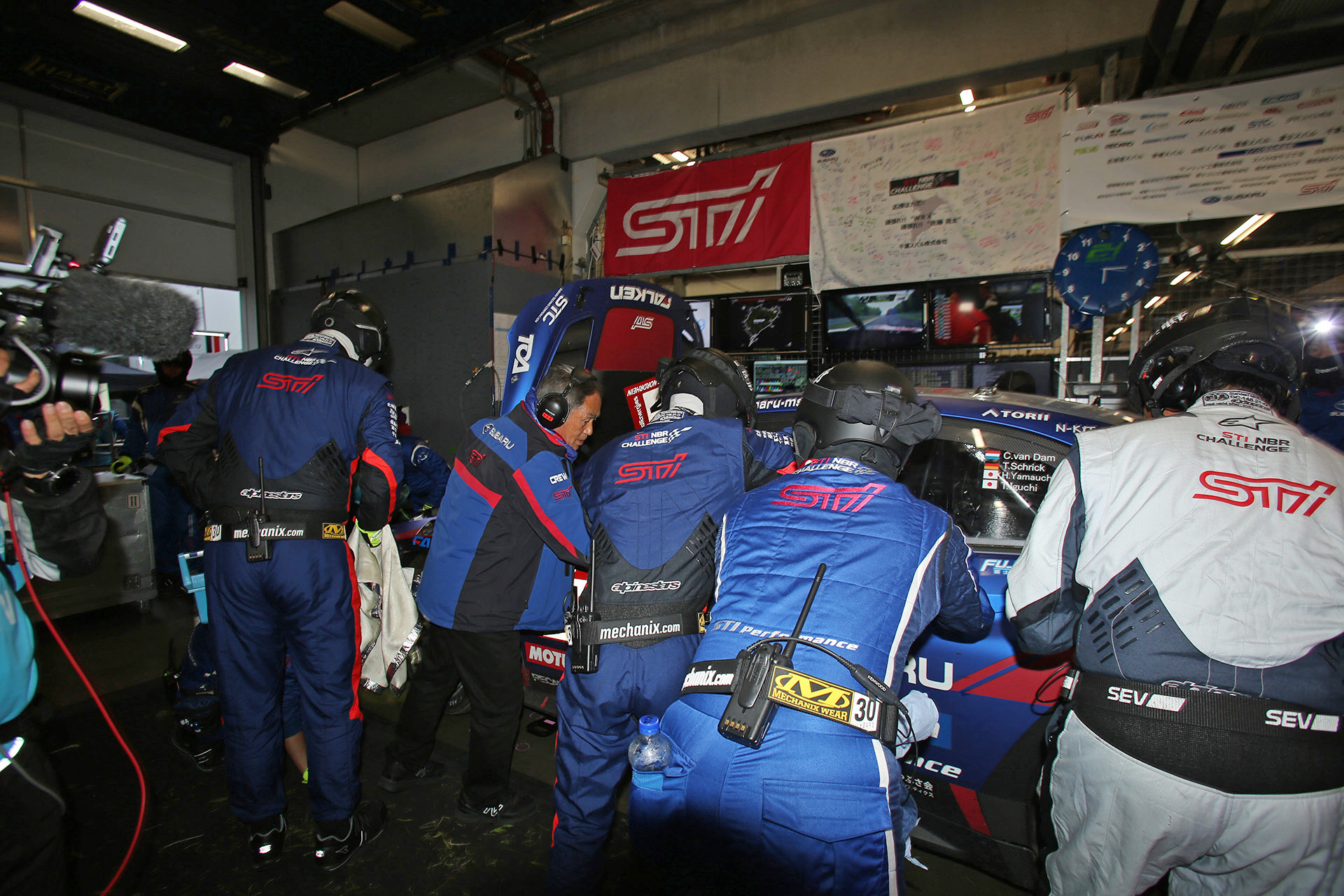 マシンの修復に慌ただしくなるSTIのピット