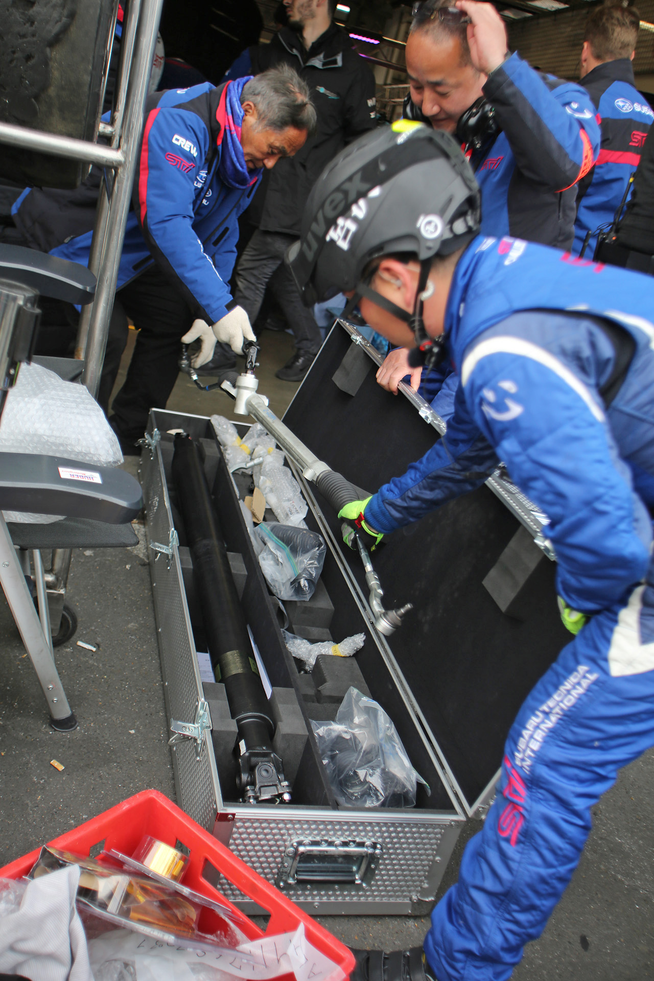 メカニックの作業を見守る辰己総監督