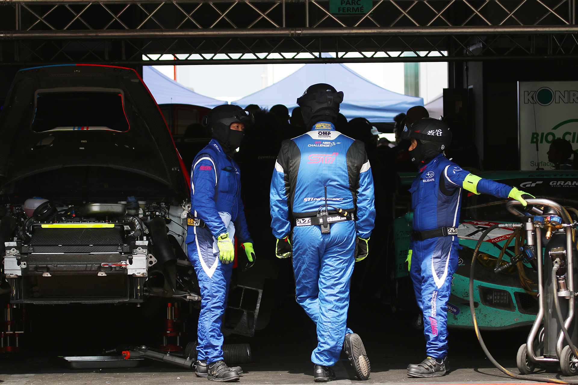 ピットボックスの出口に2台の不動車が並んでいて出られないため、隣のピットボックスを通過させてもらってピットロードに出るWRX S4。ニュル24時間ならではの計らい