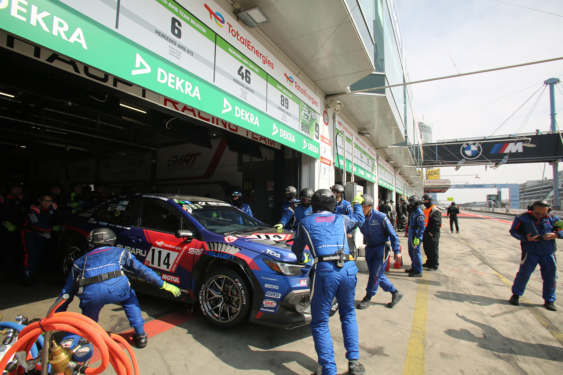 ピットボックスの出口に2台の不動車が並んでいて出られないため、隣のピットボックスを通過させてもらってピットロードに出るWRX S4。ニュル24時間ならではの計らい