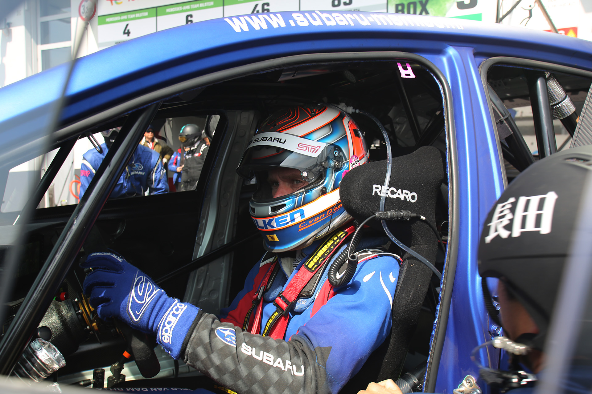 午前11時過ぎにコースに復帰する新型WRX S4