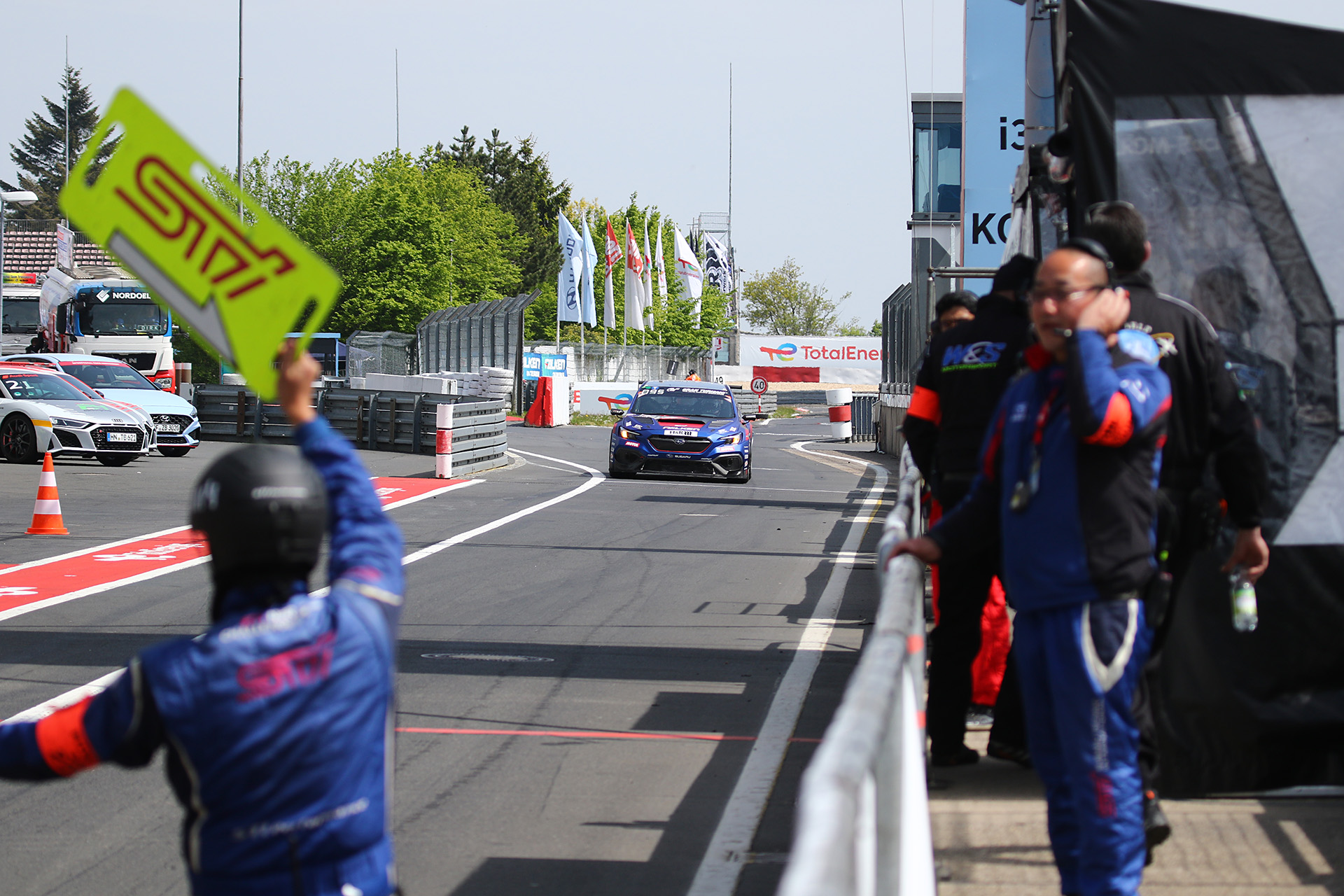 グランプリコースを走行していったんピットインする新型WRX S4