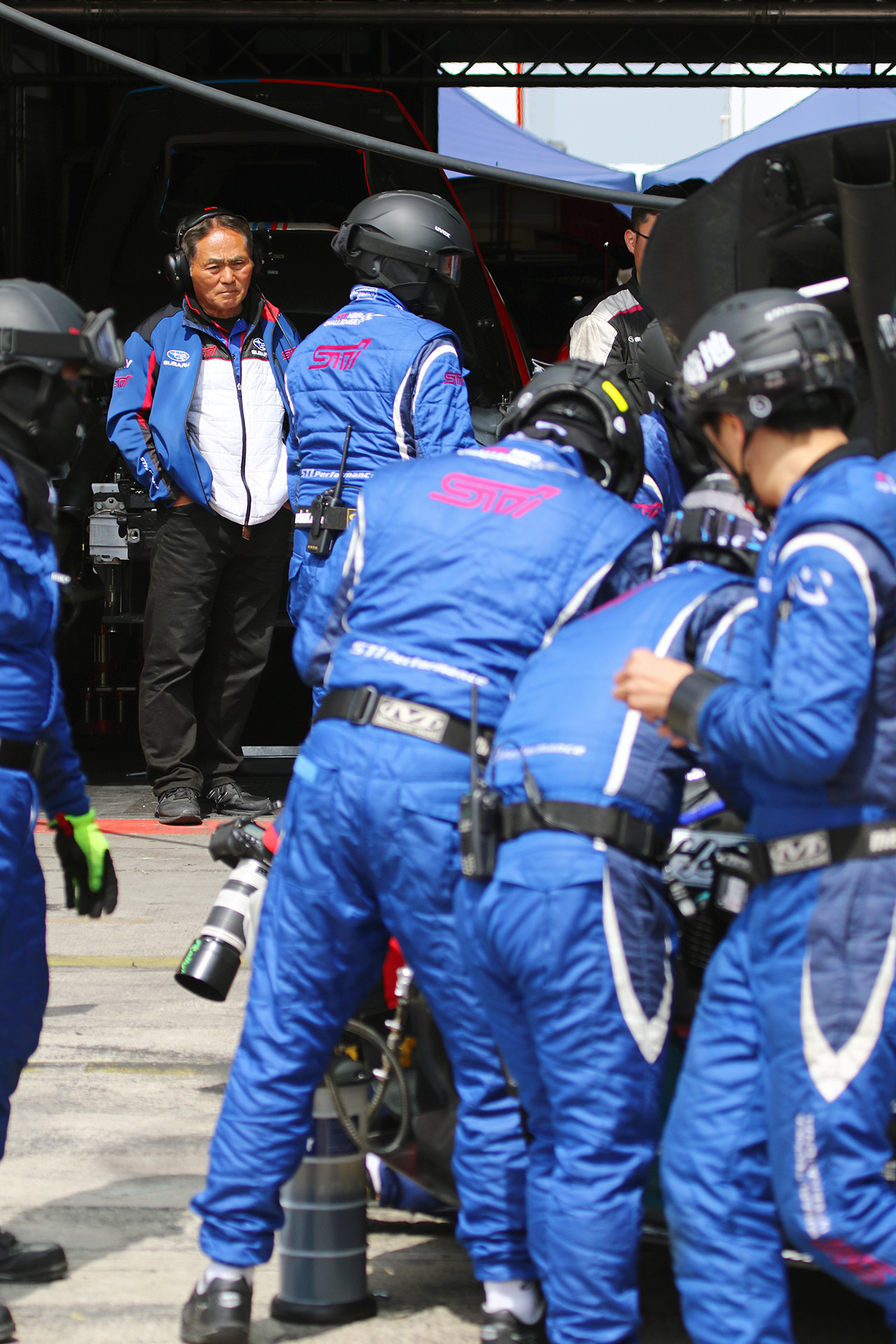 メカニックの作業を見守る辰己総監督