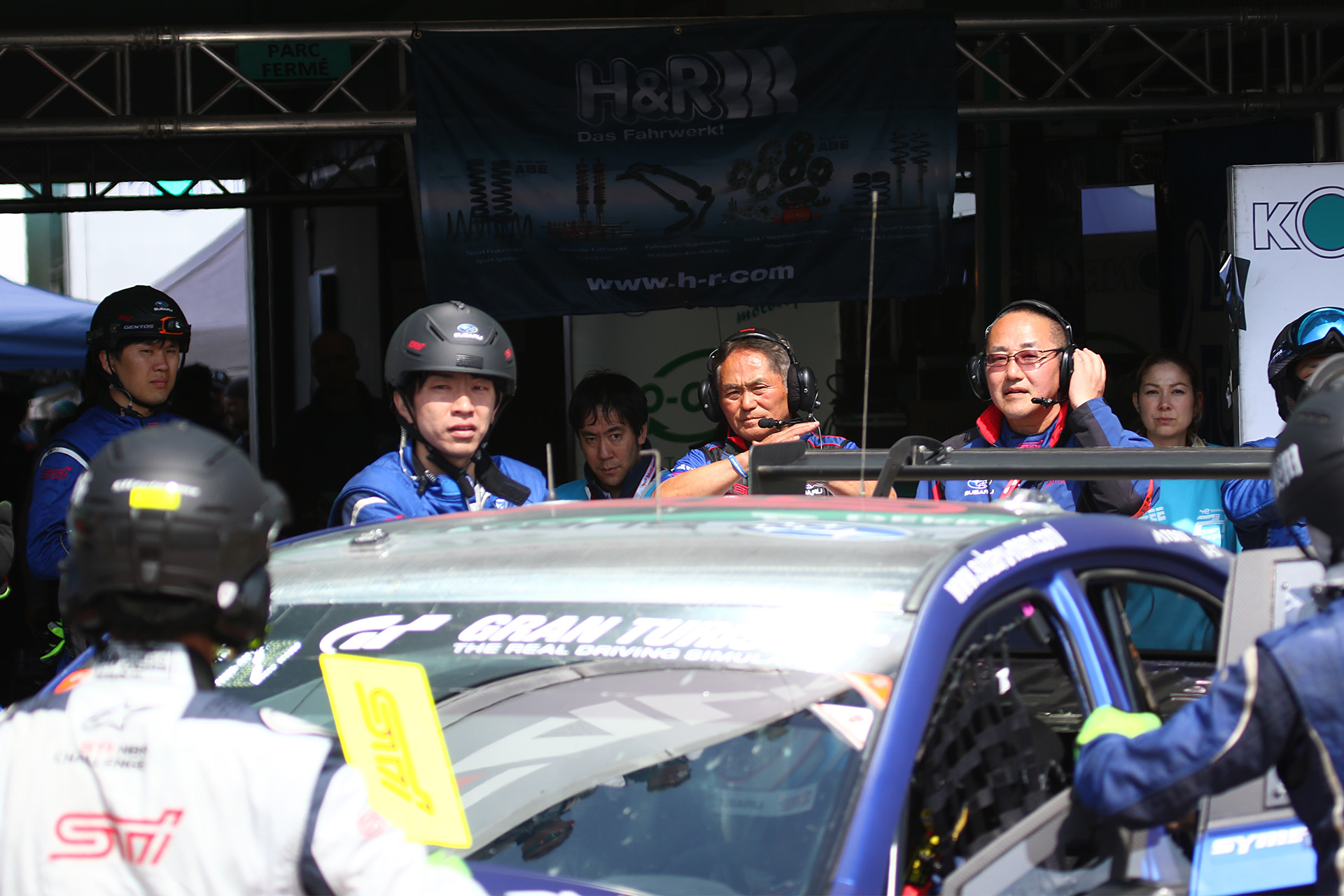 グランプリコースを走行していったんピットインする新型WRX S4