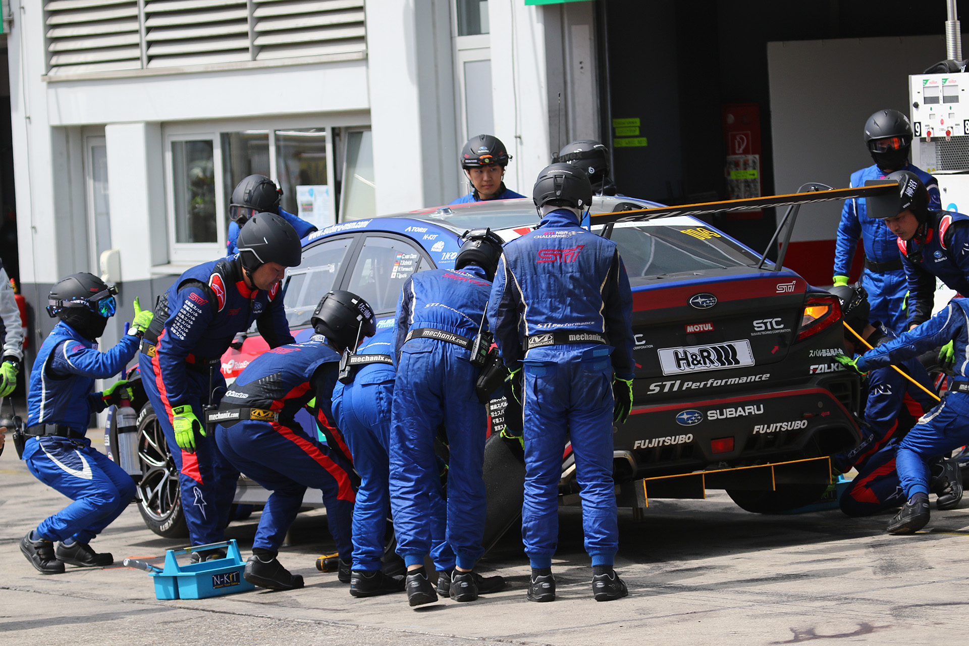 最後のドライバー交代。最終スティントはヴァンダム選手にステアリングを託す