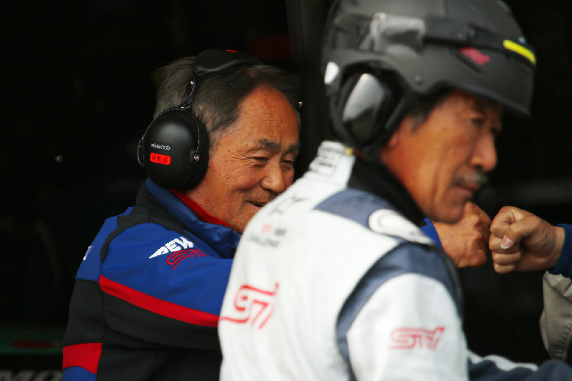 「行けるぞ！（完走できるぞ！）」とグータッチをしながら笑顔の戻った辰己総監督