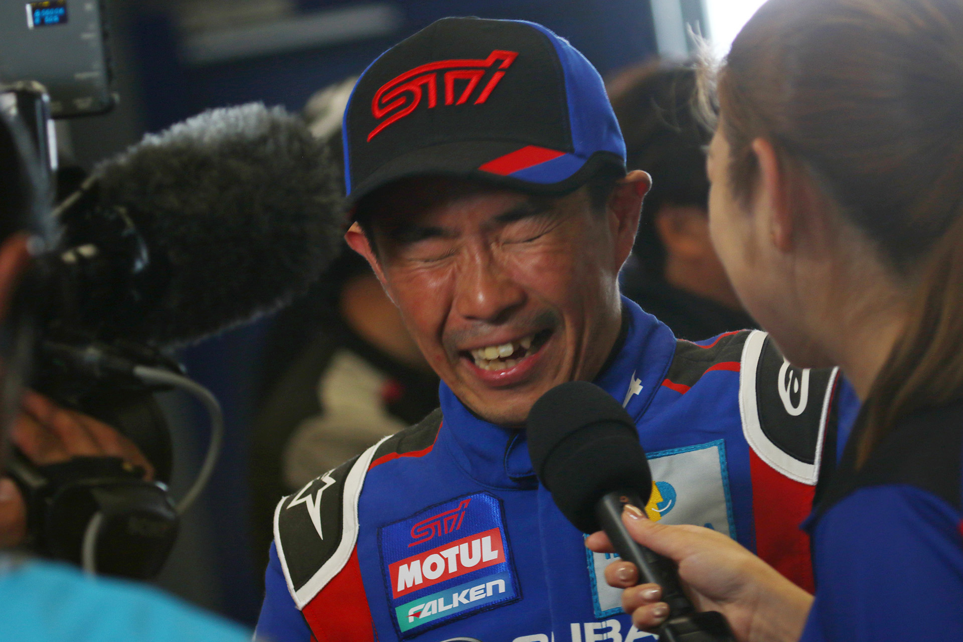 ヴァンダムにステアリングを託した井口卓人選手。インタビューに感無量の表情