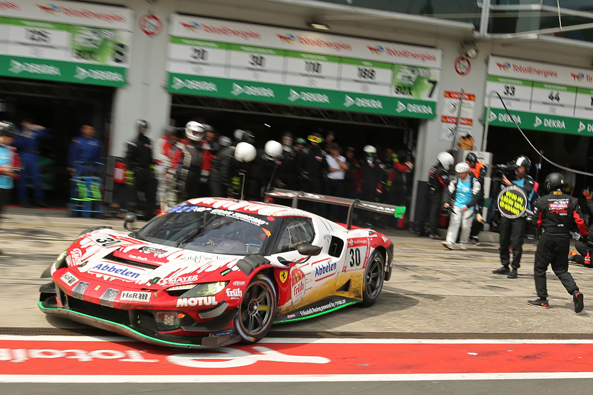 スバルチームの左隣のピットから最後のスティントにピットアウトする総合優勝のフェラーリ296 GT3