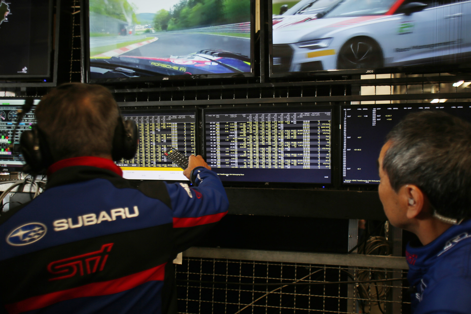 最後の最後までモニターから目を離さない辰己総監督