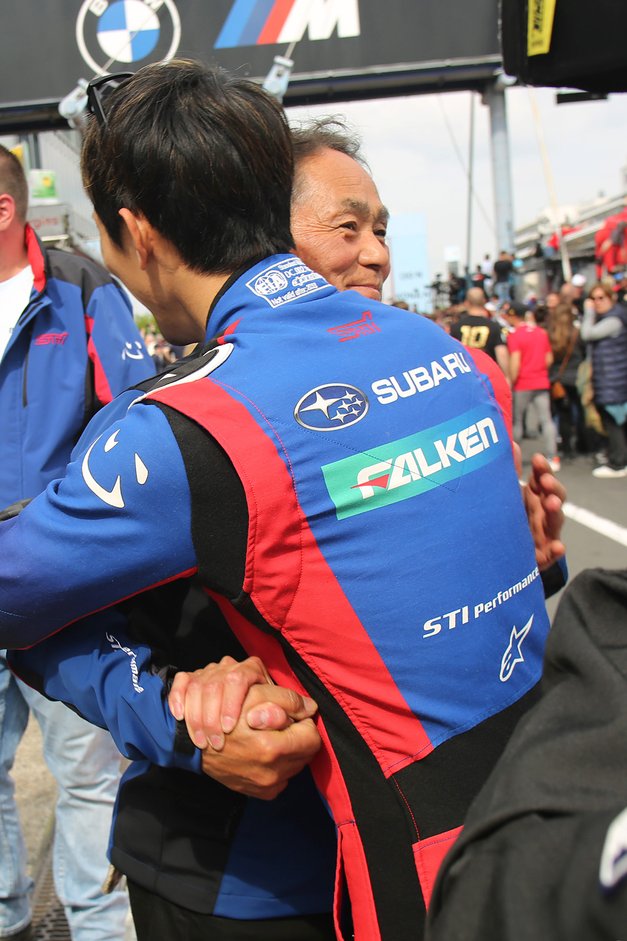 メカニックと感動を分かち合う辰己総監督