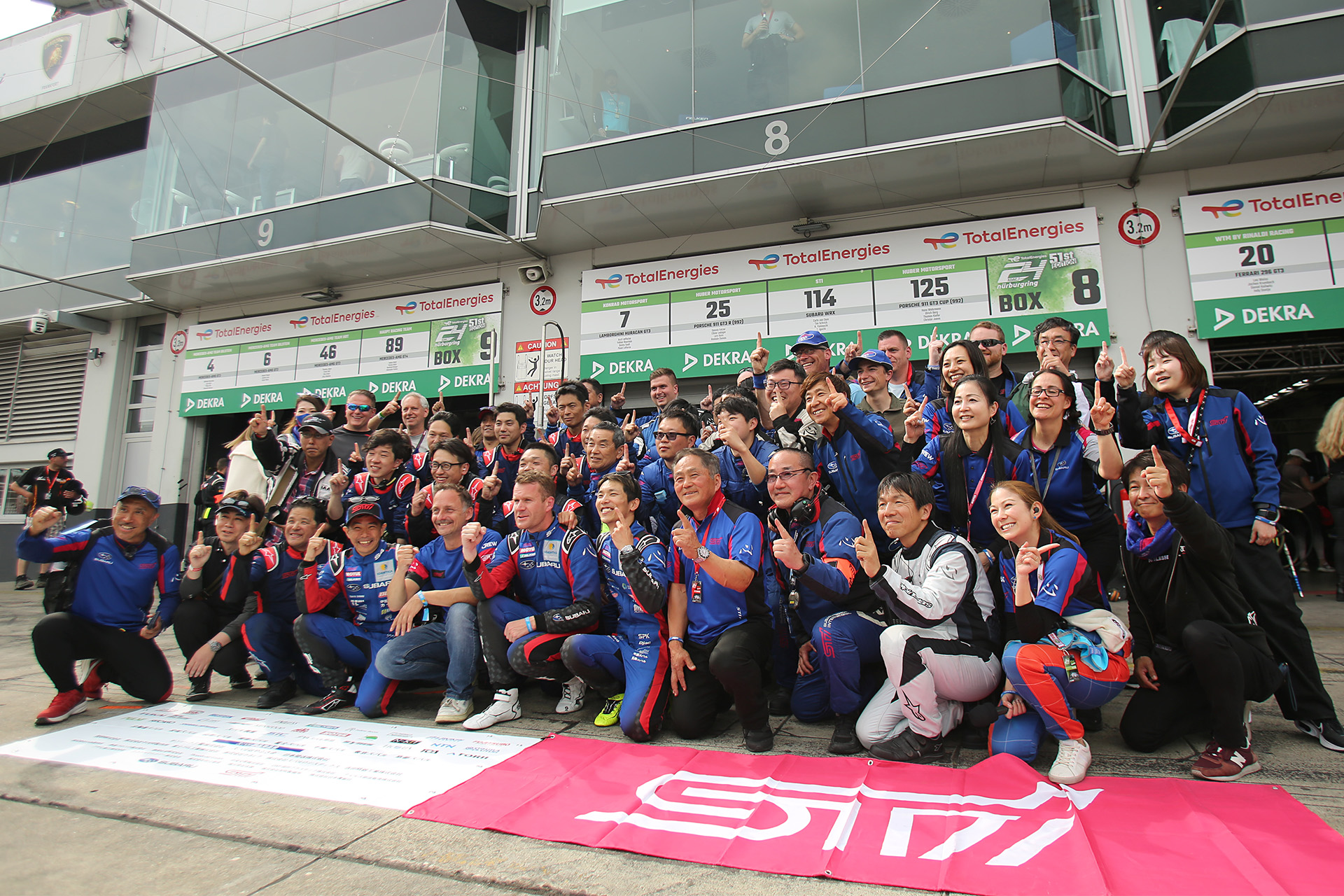 記念撮影で2023年のSTIチームのチャレンジは幕を閉じた