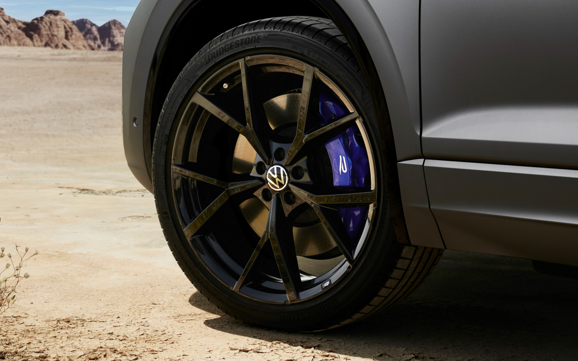 20インチアルミホイール「ブラガ」とブルーのブレーキキャリパーを装備