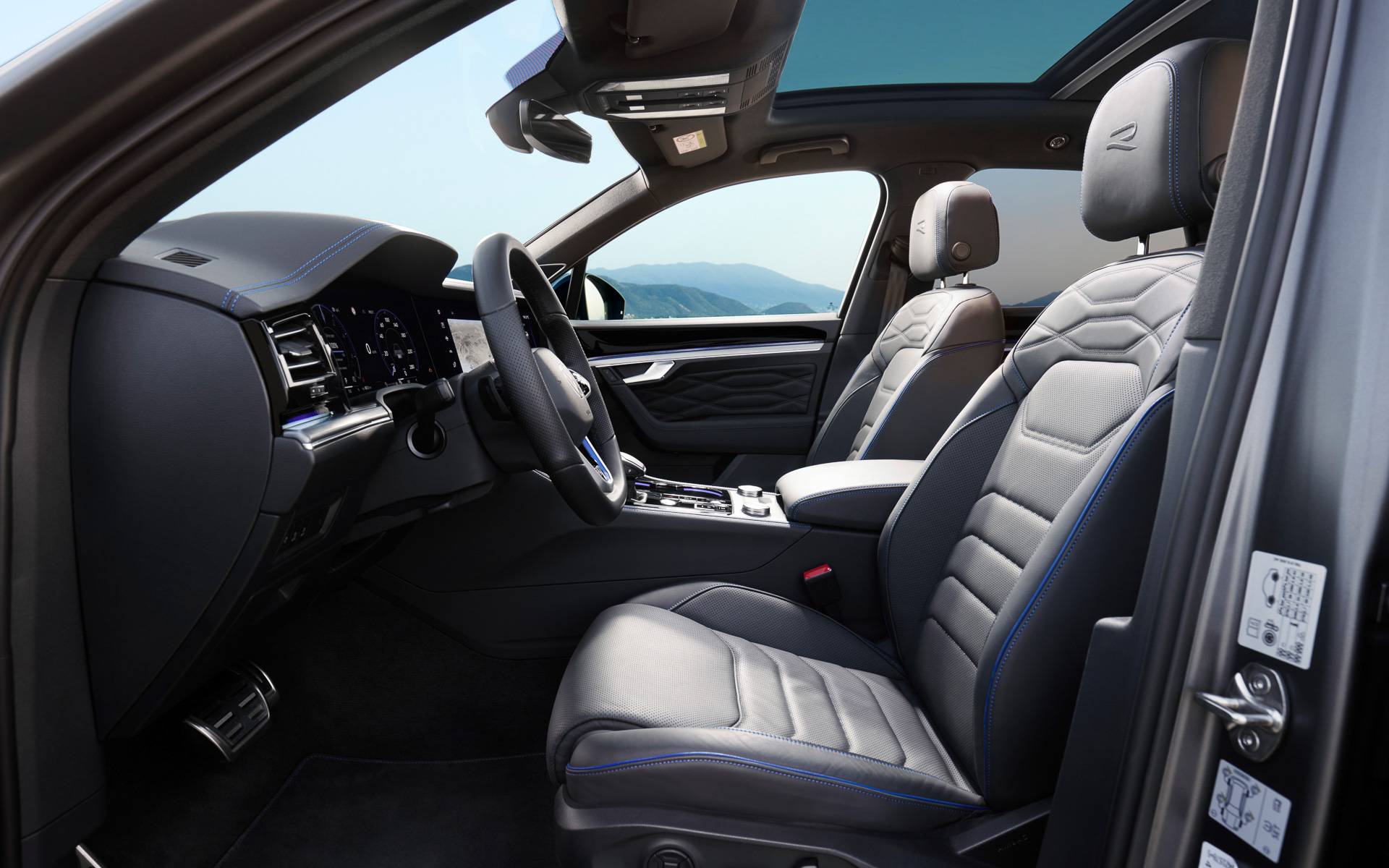 内装はブルーがあしらわれる