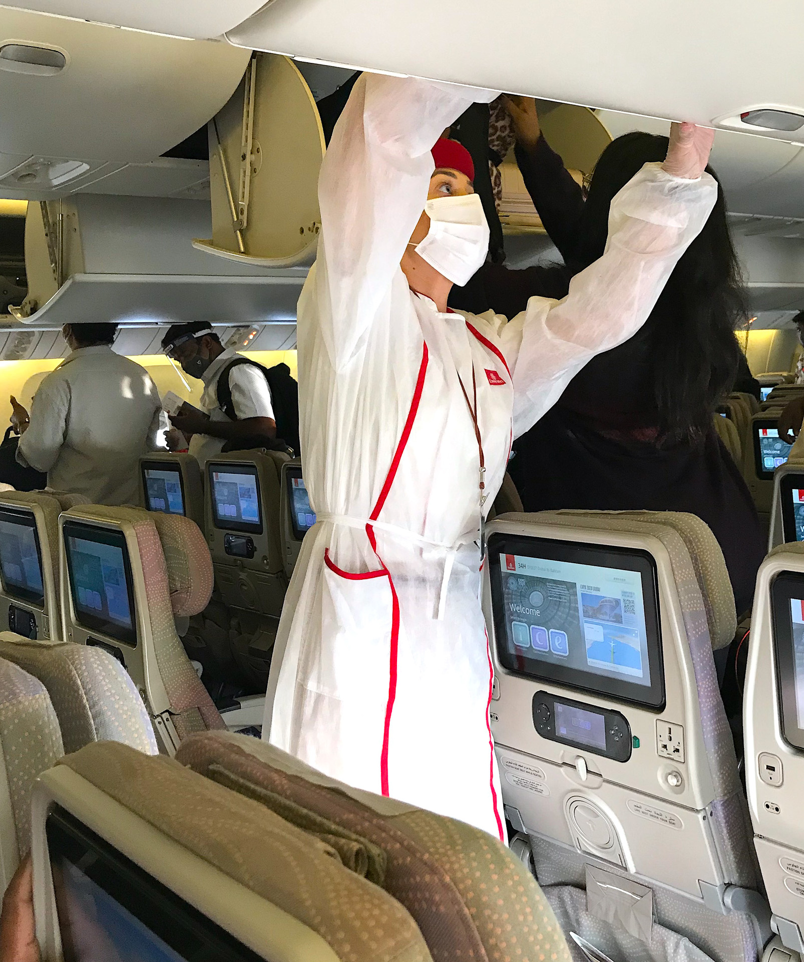 客室乗務員も皆マスクはもちろん防護服を着用