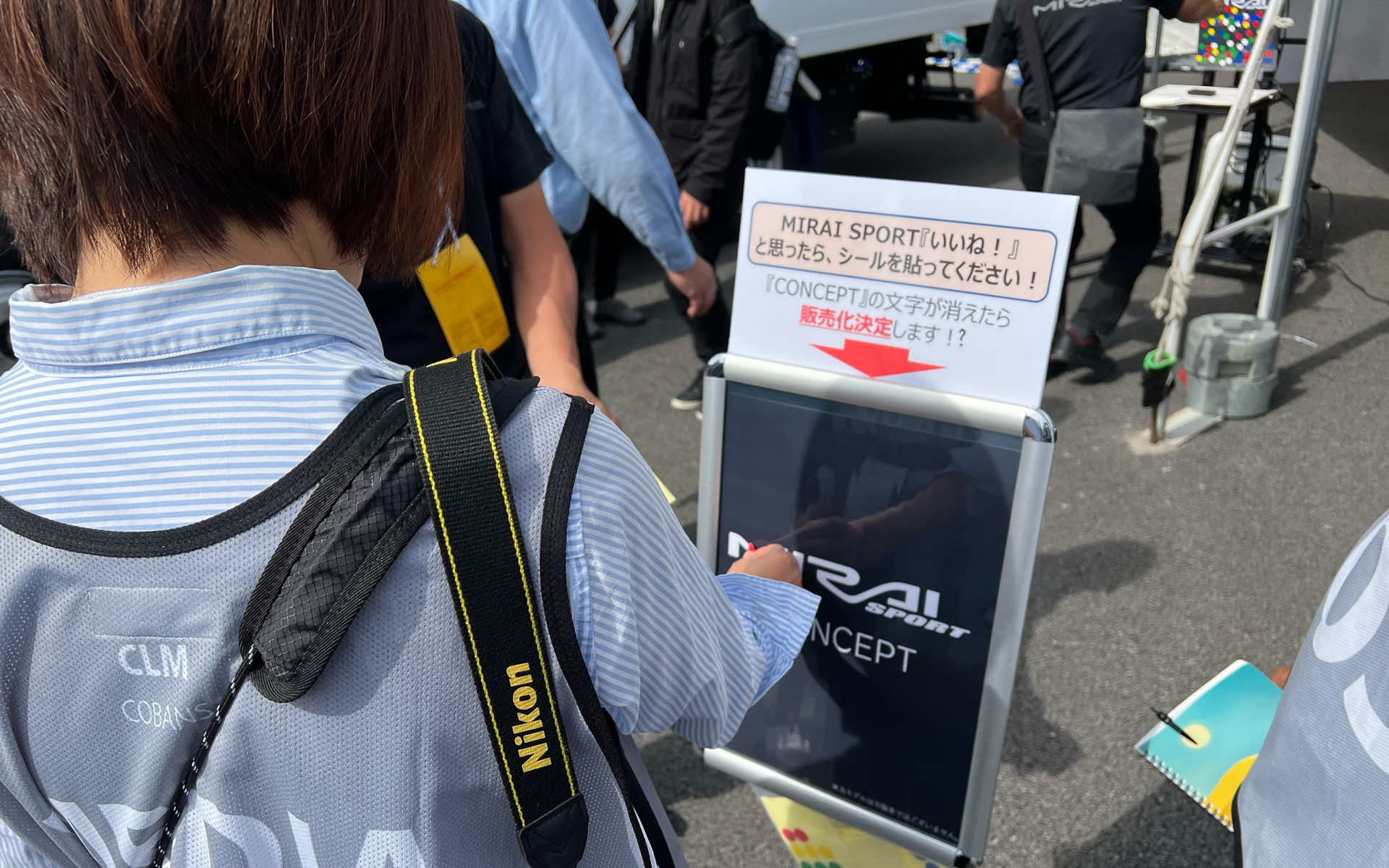 取材に訪れていた記者の人も、デザインが気に入ったのかシールを貼っていた