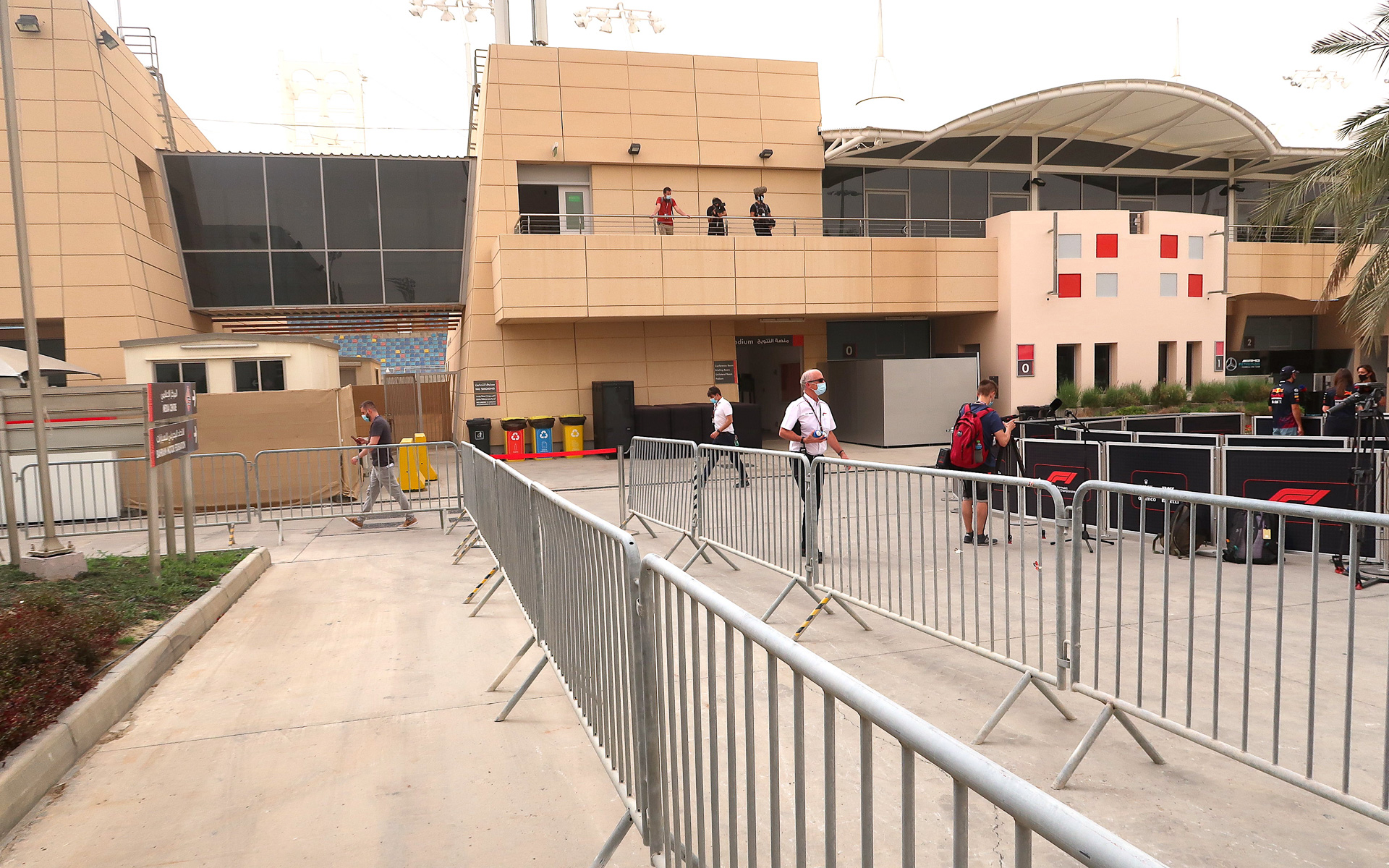 フェンスでソーシャルディスタンスを確保していた