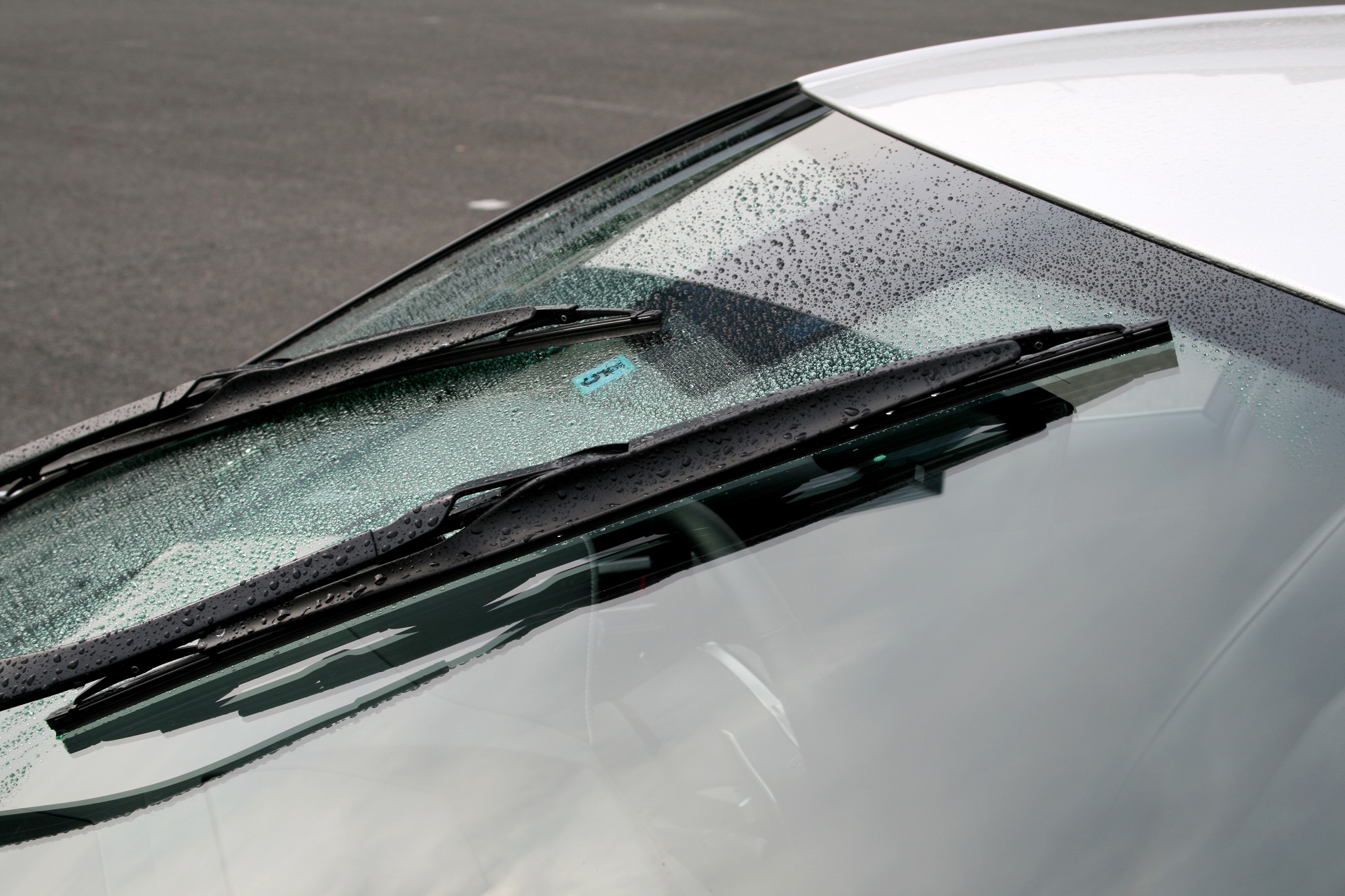 ワイパーを使うだけで撥水効果を発揮