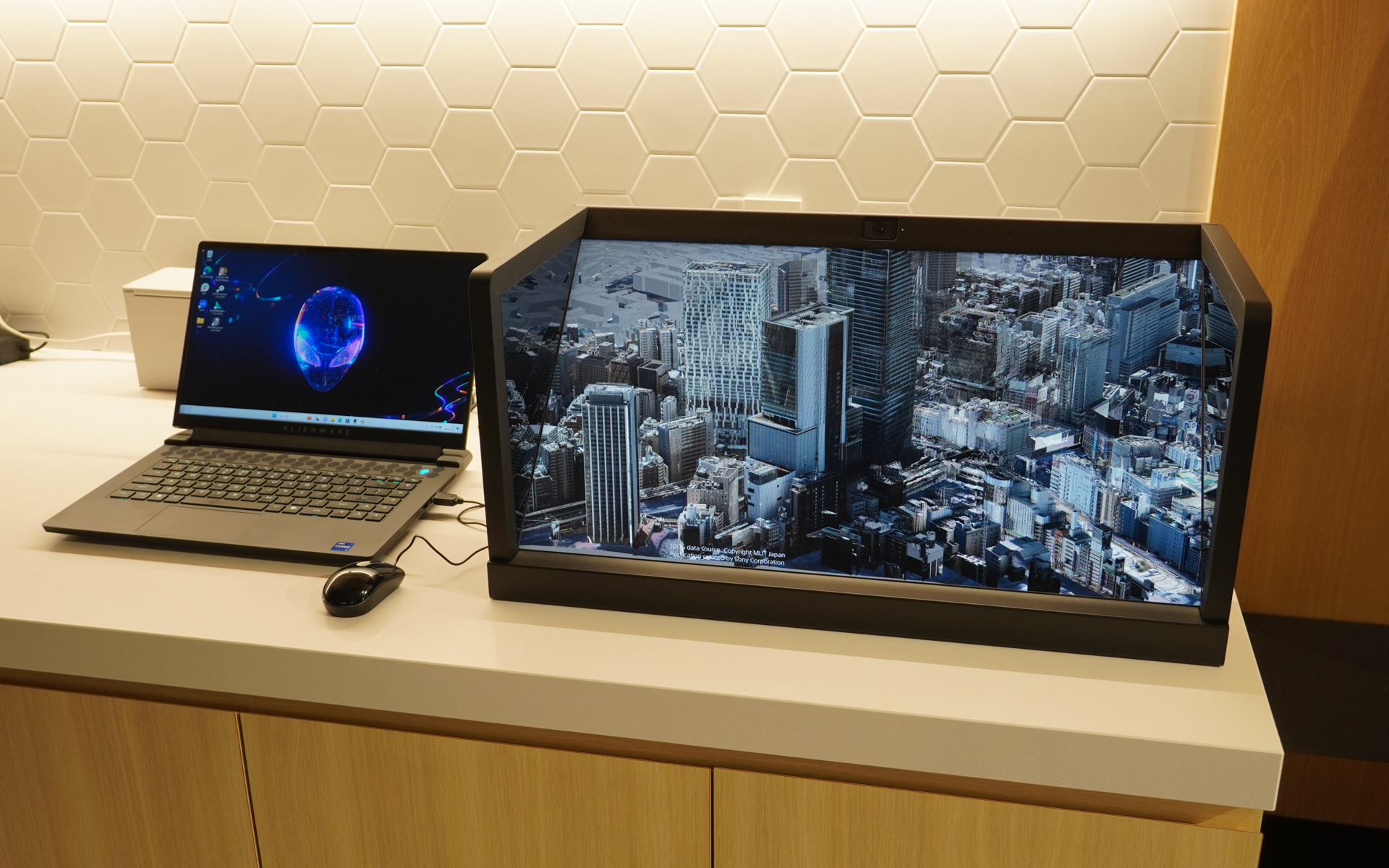 裸眼で立体視できるディスプレイとデータを送るPC