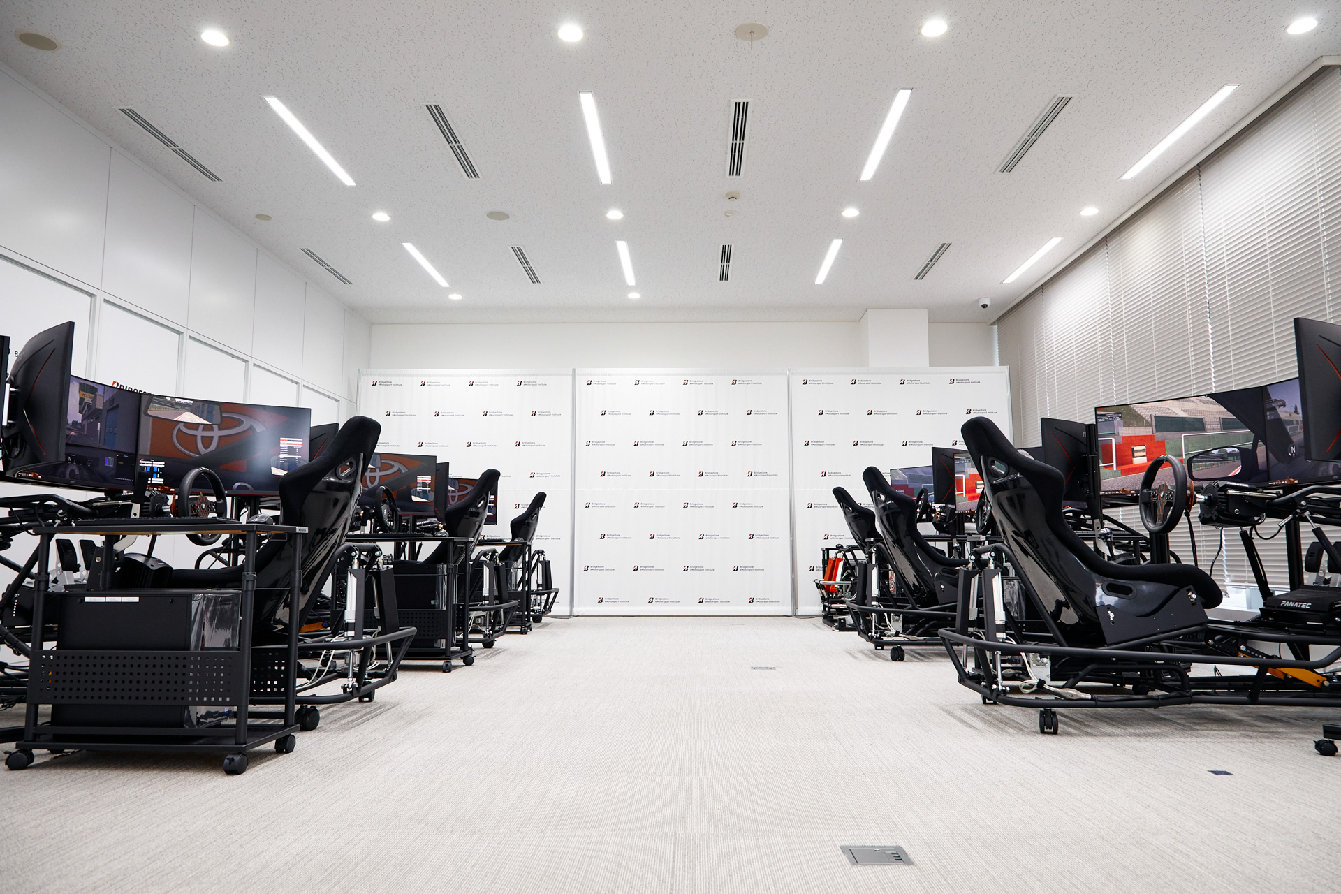 「ブリヂストン eモータースポーツ インスティテュート」に用意される6台のシミュレータ