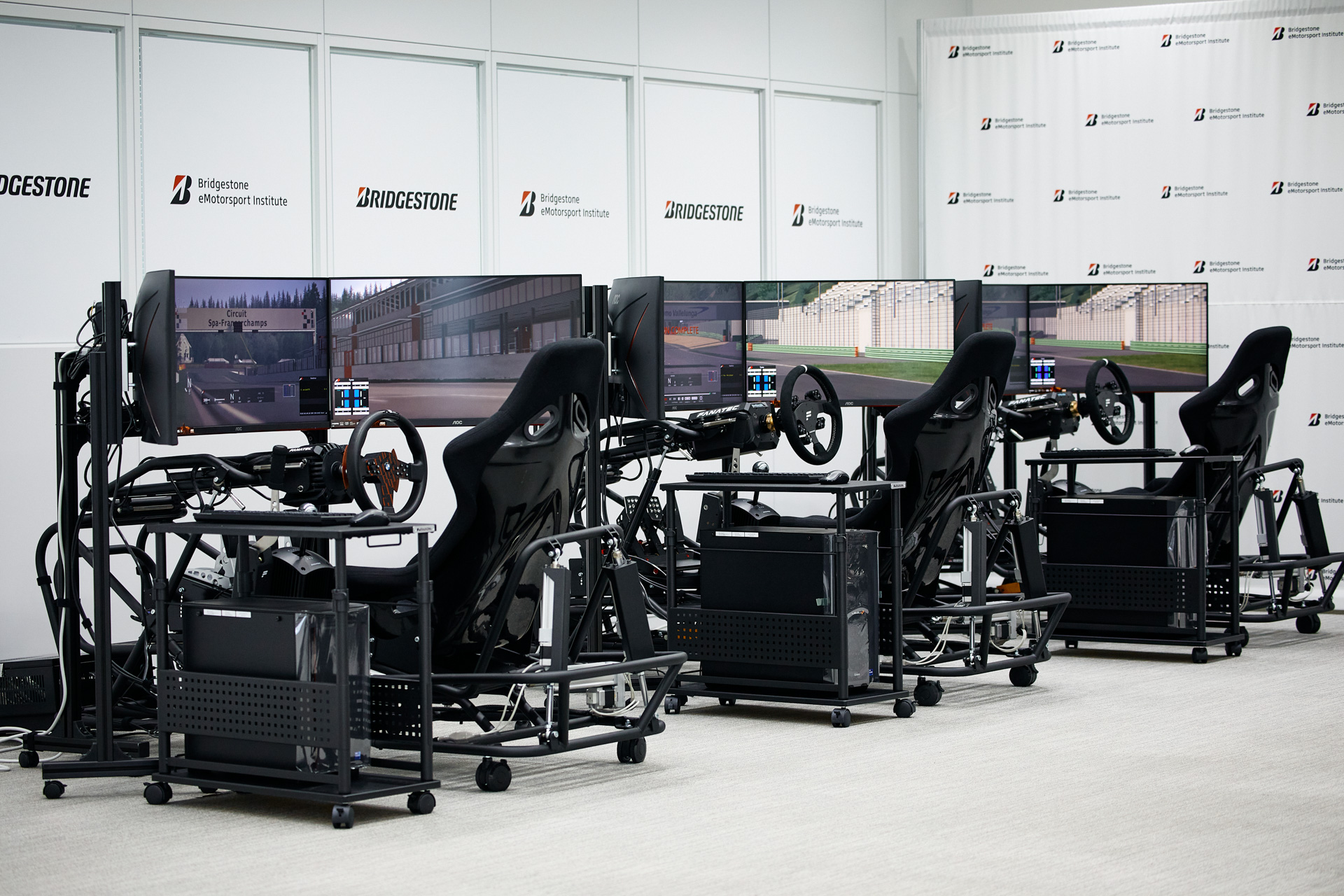「ブリヂストン eモータースポーツ インスティテュート」に用意される6台のシミュレータ