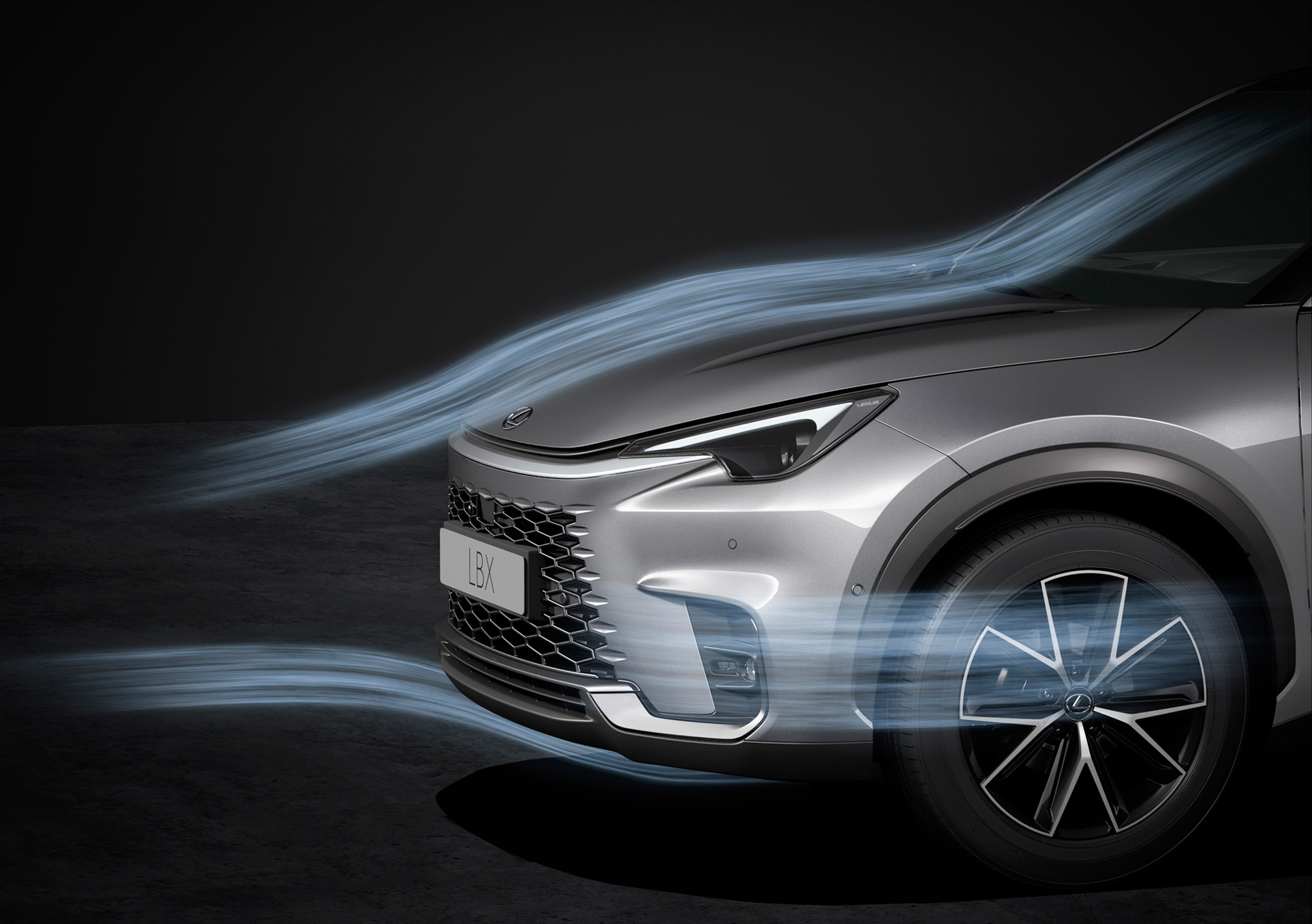 新型LBX空力性能イメージ(プロトタイプ):空力による素性向上にこだわり、操縦安定性と乗り心地に貢献。フロントまわりでは、先端を低く構えたフード形状とシームレスグリルにより、風流れの変動を抑制し意匠性と高い空力性能を両立。サイドではドアパネルとベルトモールの段差を最小化することで、高い整流効果を実現し操縦安定性能を高めたほか、ロッカーモール下端のフィン形状により車両のロールを抑制することで、フラットな乗り心地を実現。リアまわりでは、ルーフからリアスポイラーの後端、門型スポイラーやリアコンビランプの形状工夫により車両後方への流れを最適化し、高い直進安定性を確保。加えて床下アンダーカバーにディンプル形状を設定し、微小渦を発生させ、流れの変動を抑えることにより接地感を向上、高速域の走行安定性を高めた