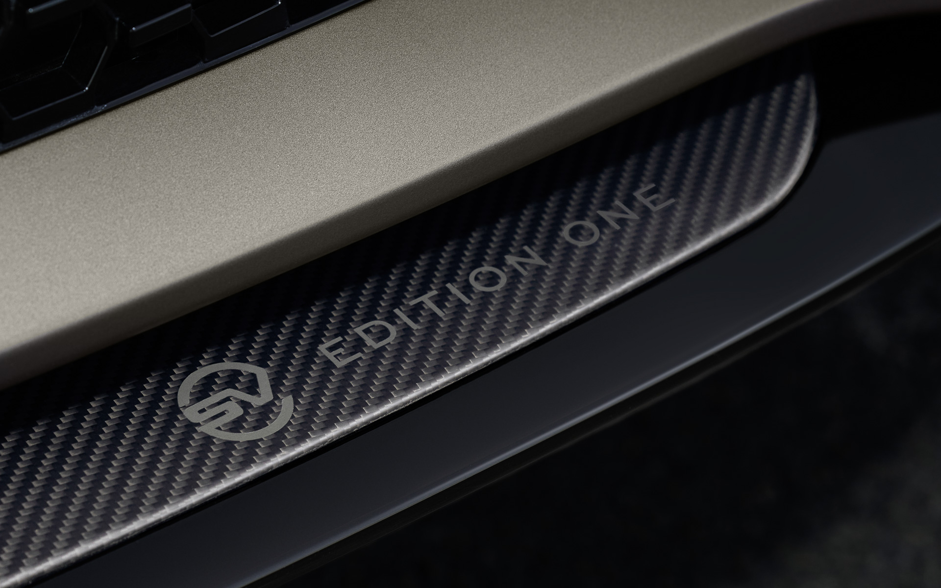 カーボンファイバー製のフロントリップスポイラーには「EDITION ONE」のロゴが入る