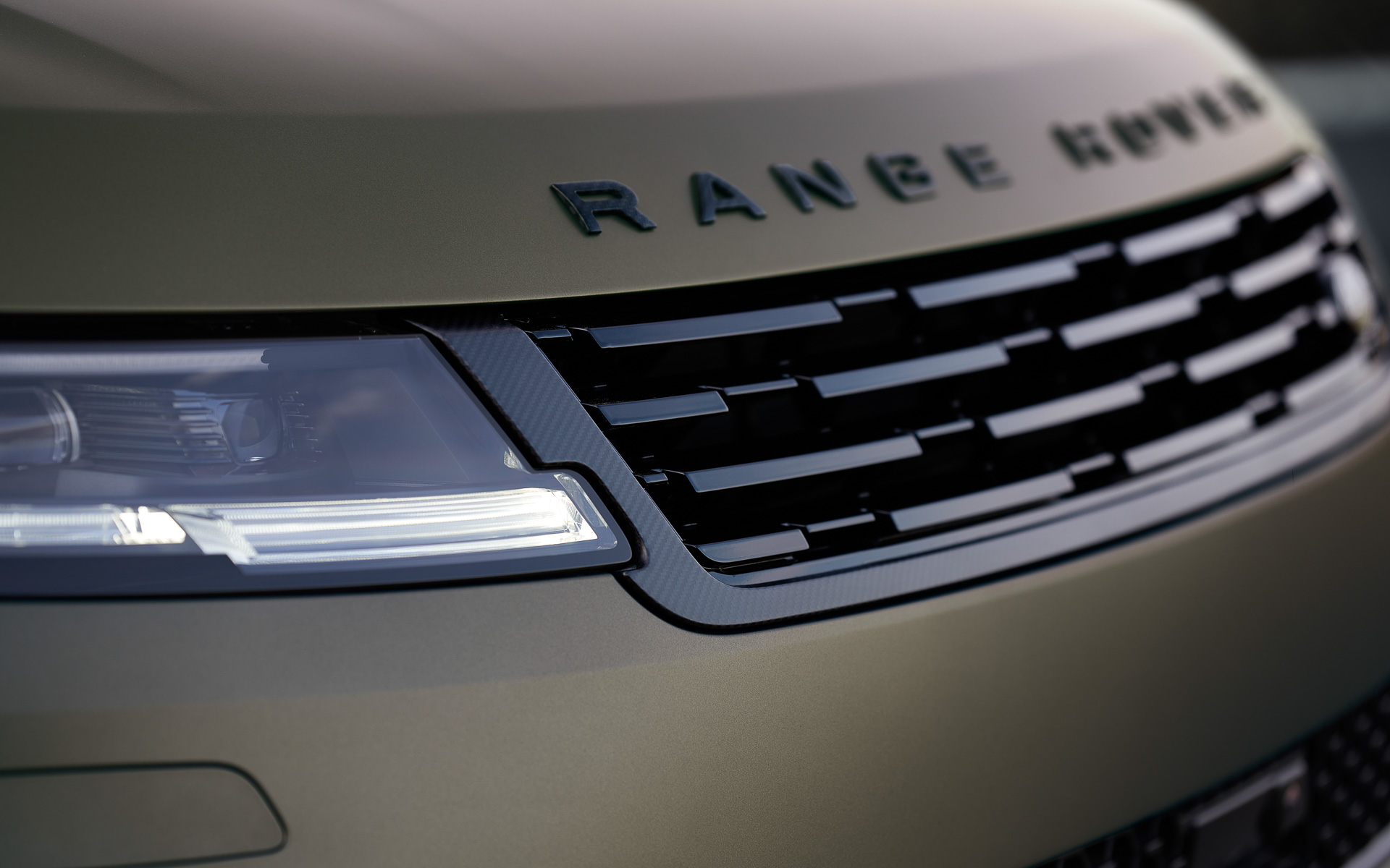 カーボンファイバー製の「RANGE ROVER」のエンブレム、フロントグリルグリルまわり