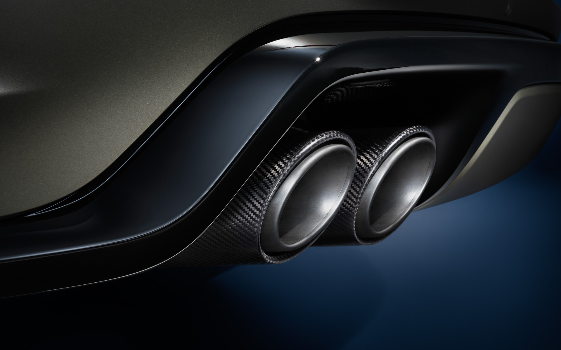 リアエンドもカーボンファイバー製